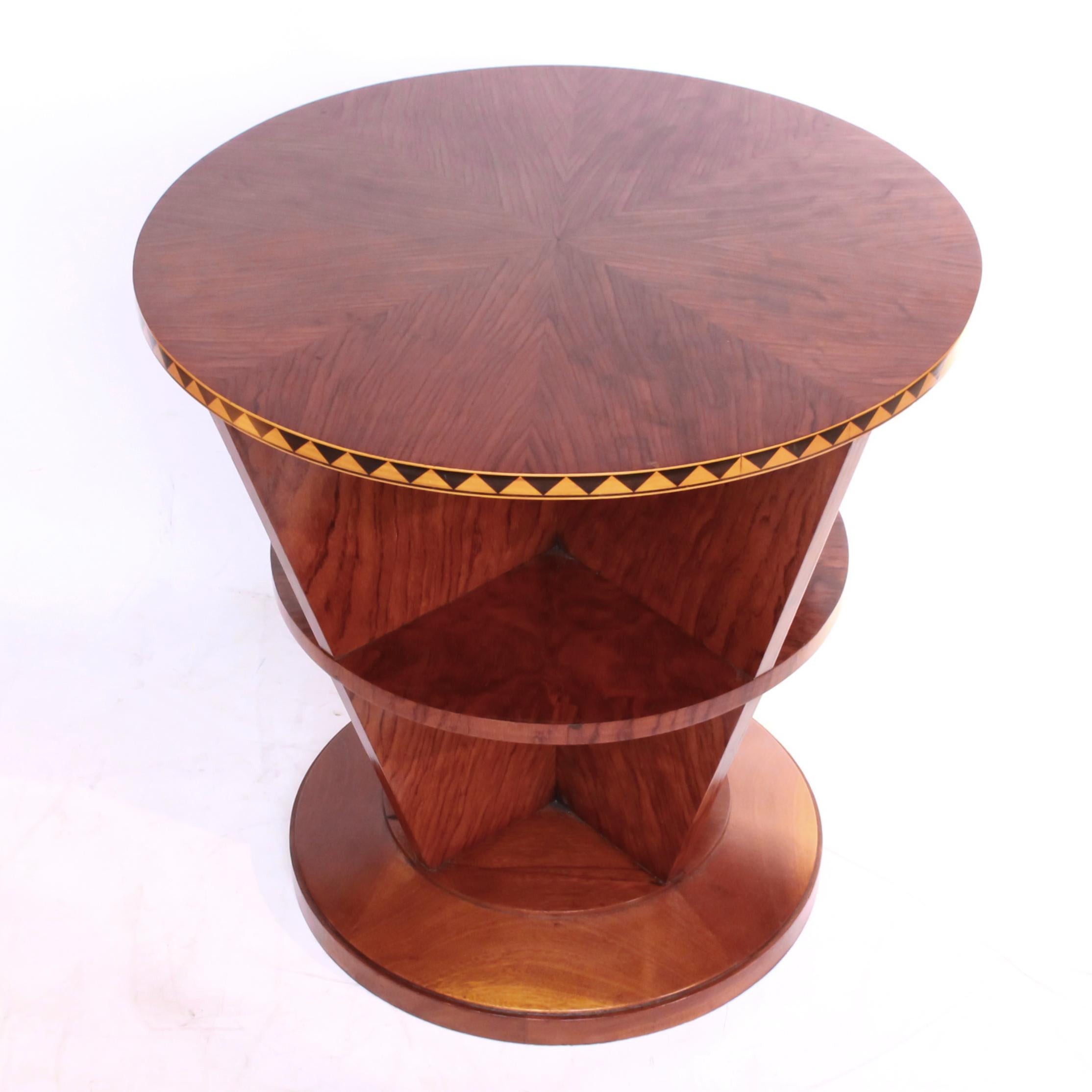 An Art Deco, conical shaped library table in walnut veneer.

Dimensions: D 66cm, H 64cm

Origin: French 

circa 1935

Item no: 2811191.