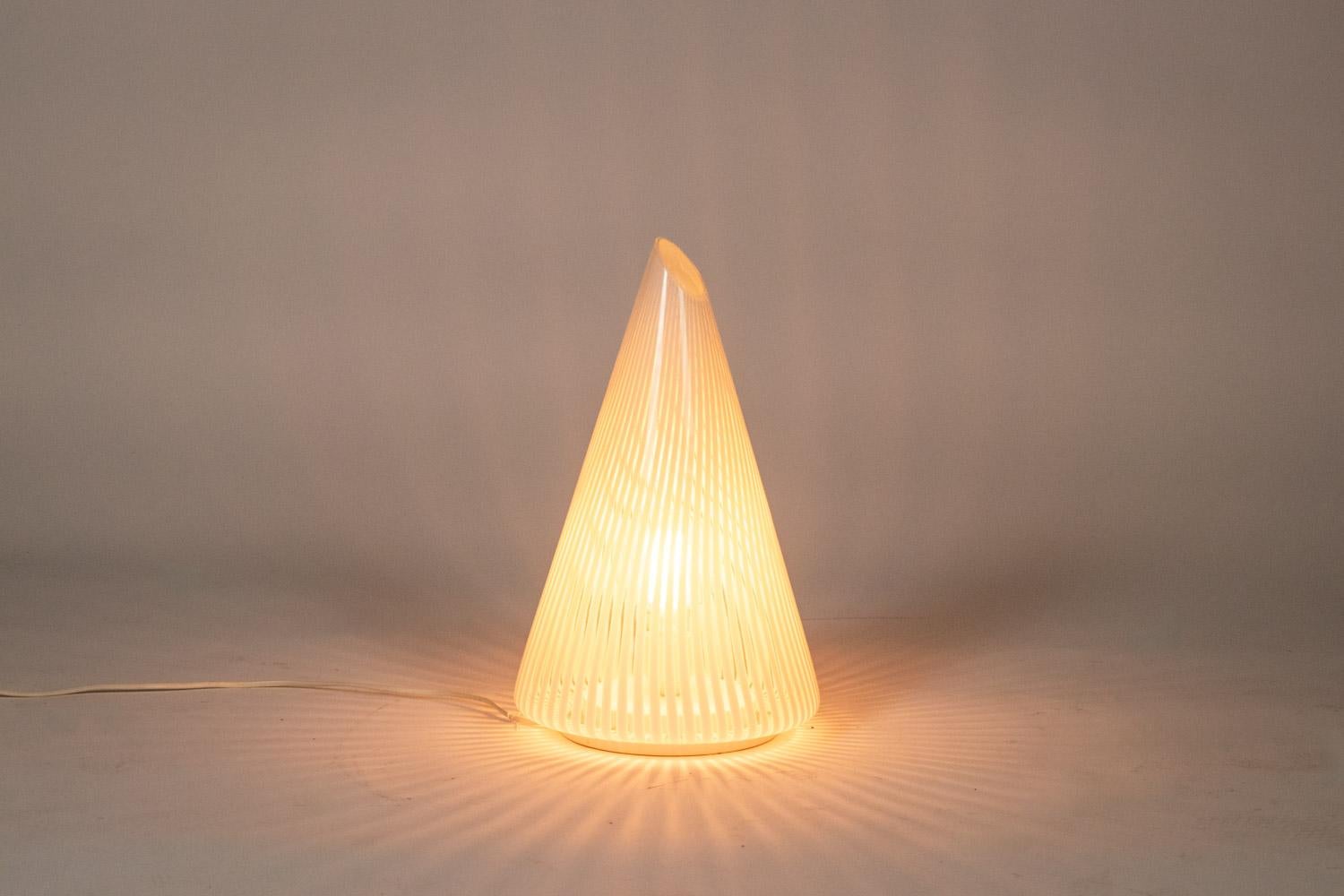 Conical Murano glass lamp with white striped pattern.

Made in Italy in the 1970s.

Dimensions: Height 44.5 x Diameter (base) 27 cm

Reference : LS6573256K