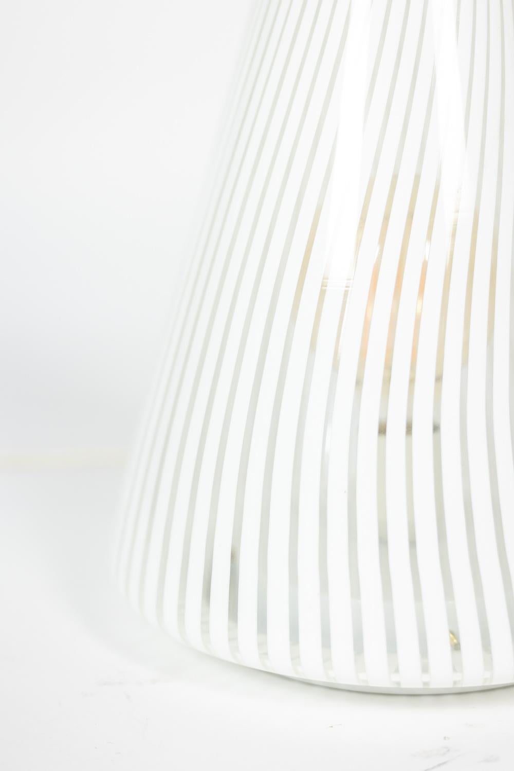 Conical Murano glass lamp with white striped pattern. From the '70s. In Good Condition For Sale In Saint-Ouen, FR