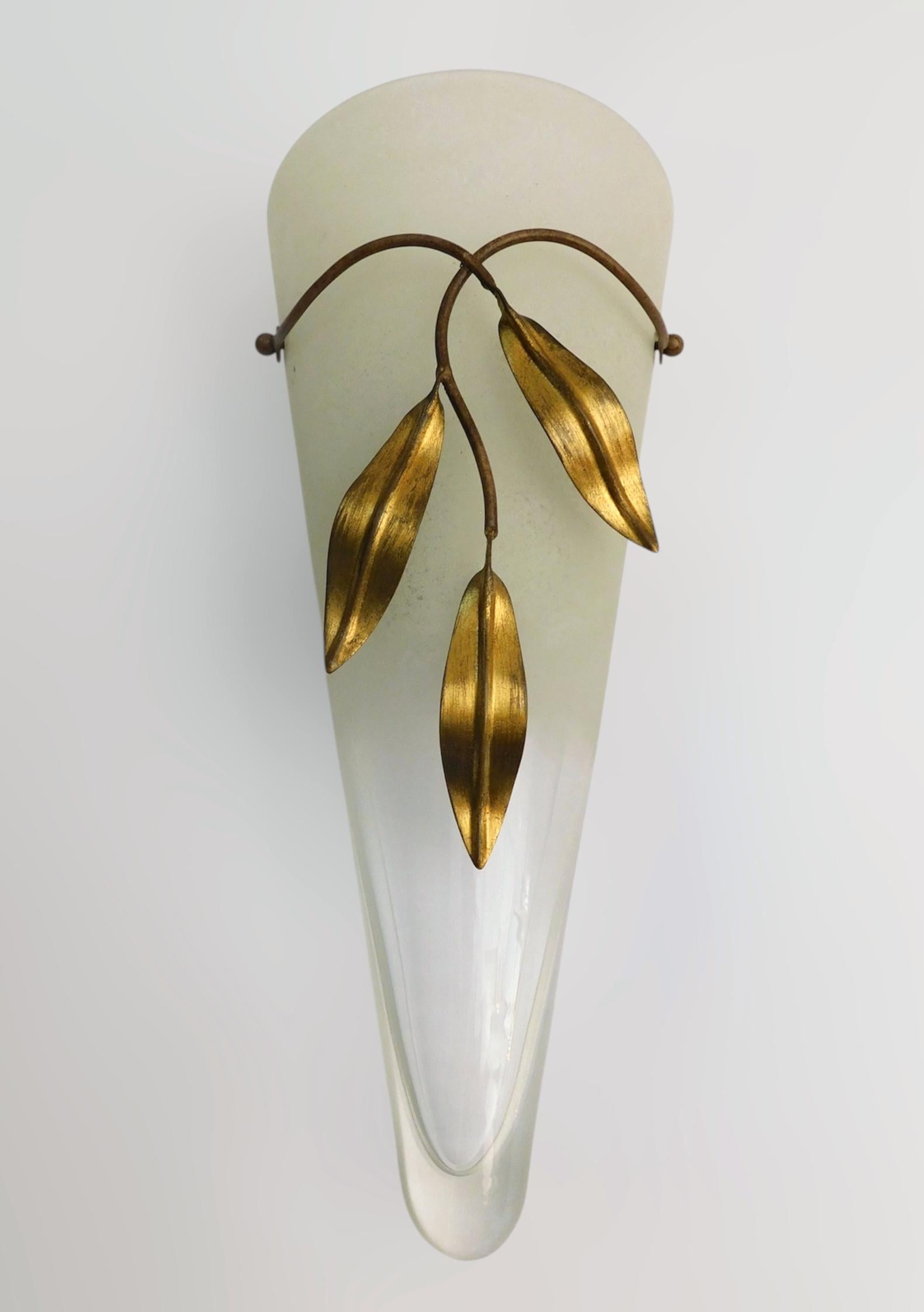 Applique italienne avec diffuseur en verre de Murano en forme de cône dépoli et feuilles en métal doré / Fabriquée en Italie, vers les années 1960.
Dimensions : hauteur 16 pouces / largeur 7.5 pouces / profondeur 3 pouces
1 lampe / type E12 ou E14 /
