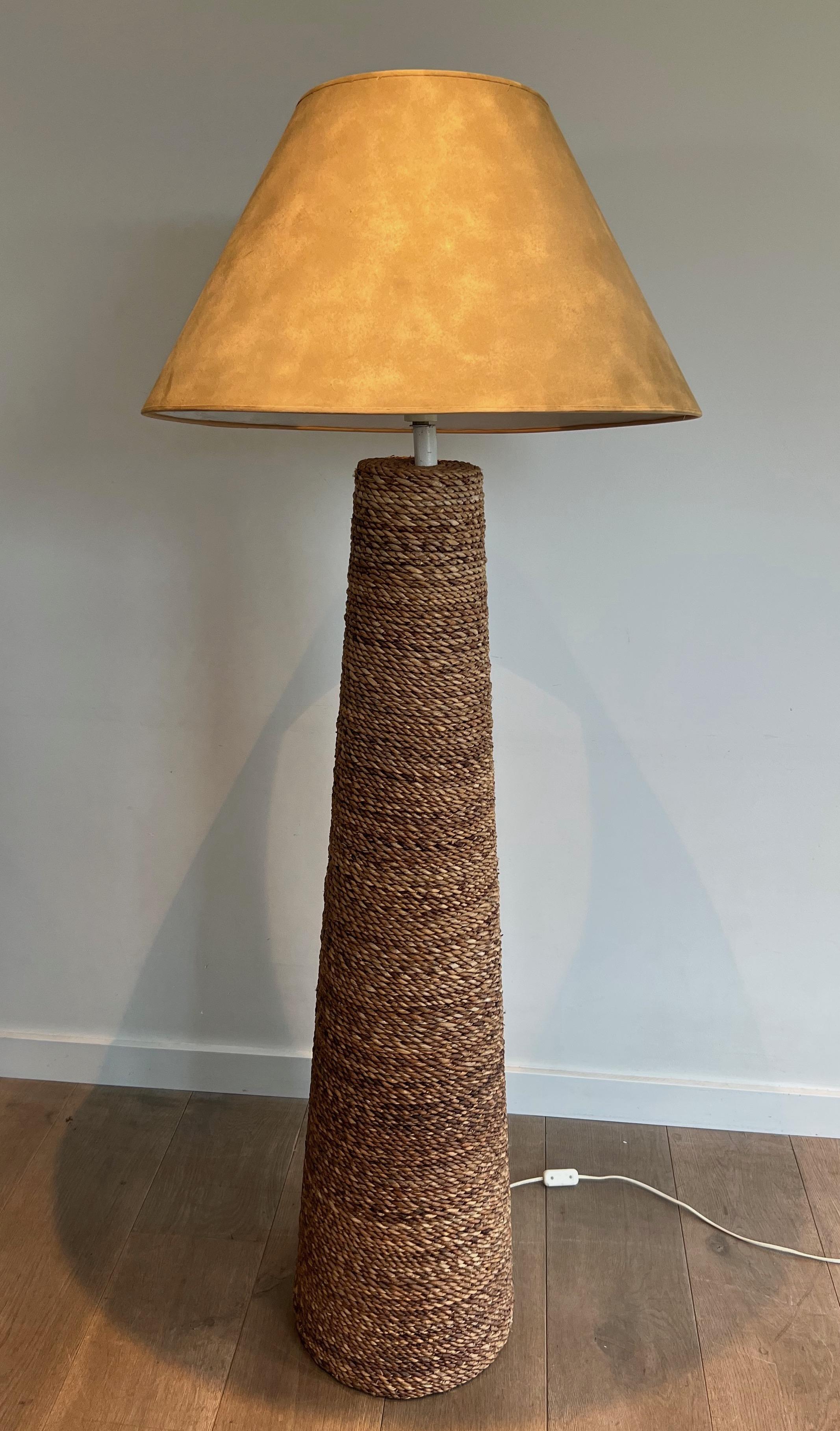 Ce lampadaire conique est fabriqué en corde. Il s'agit d'une œuvre française dans le style d'Adrien Audoux et de Frida Minet. Circa 1950