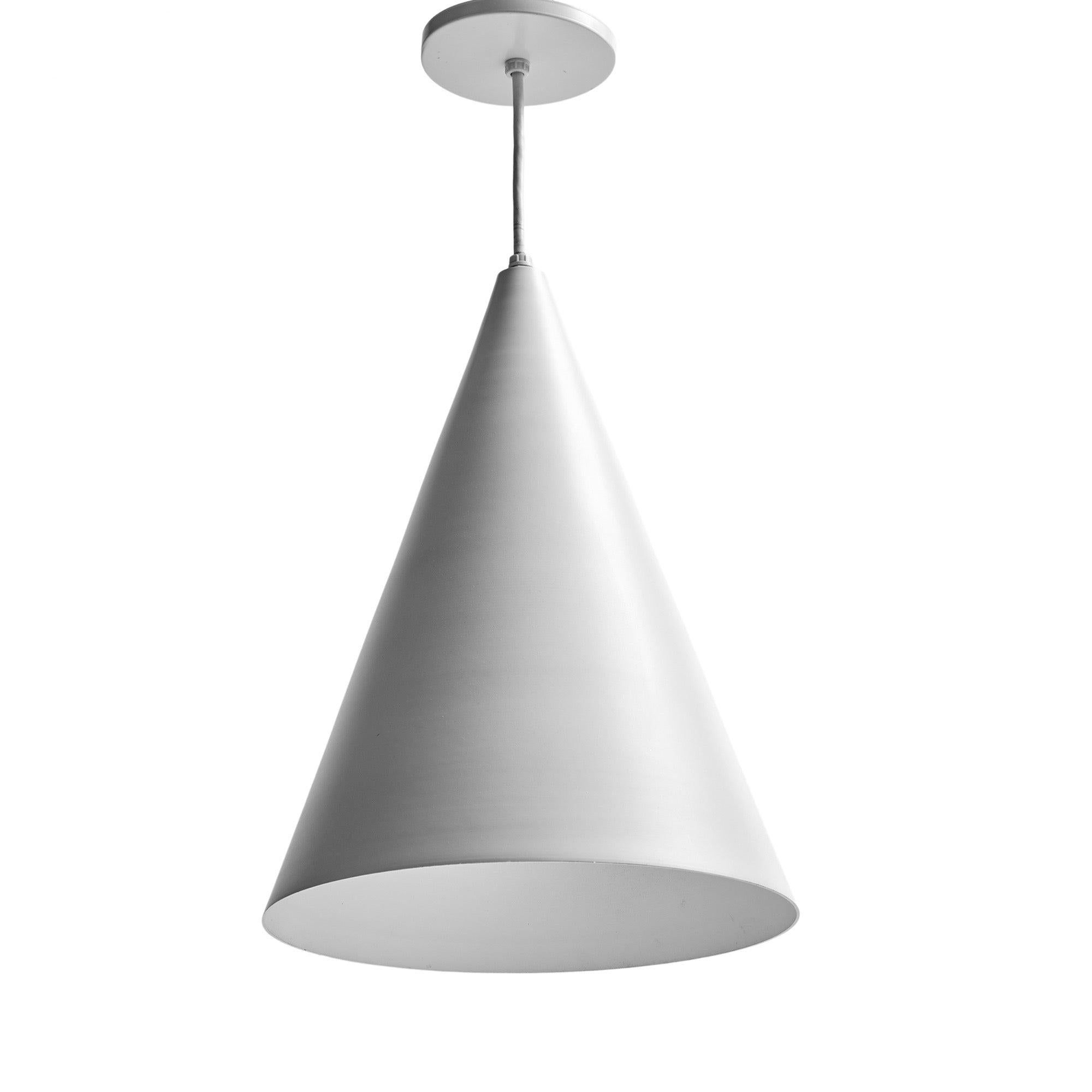 Una lampada a sospensione a forma di cono con paralume in metallo verniciato bianco