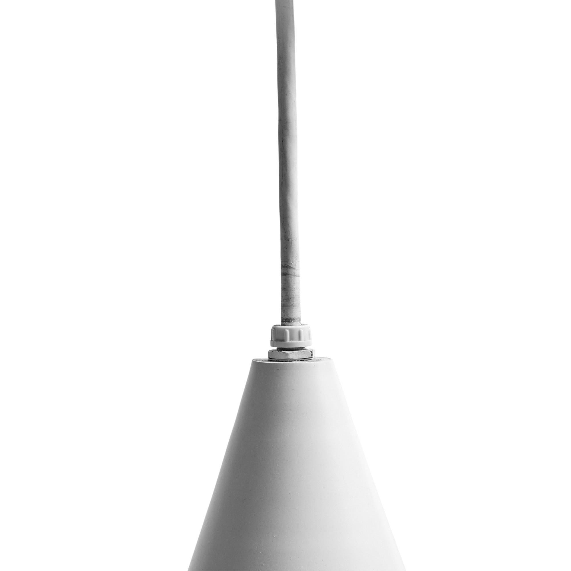 Lampada a sospensione a forma conica di Arne Jacobsen In condizioni ottime in vendita a Sagaponack, NY