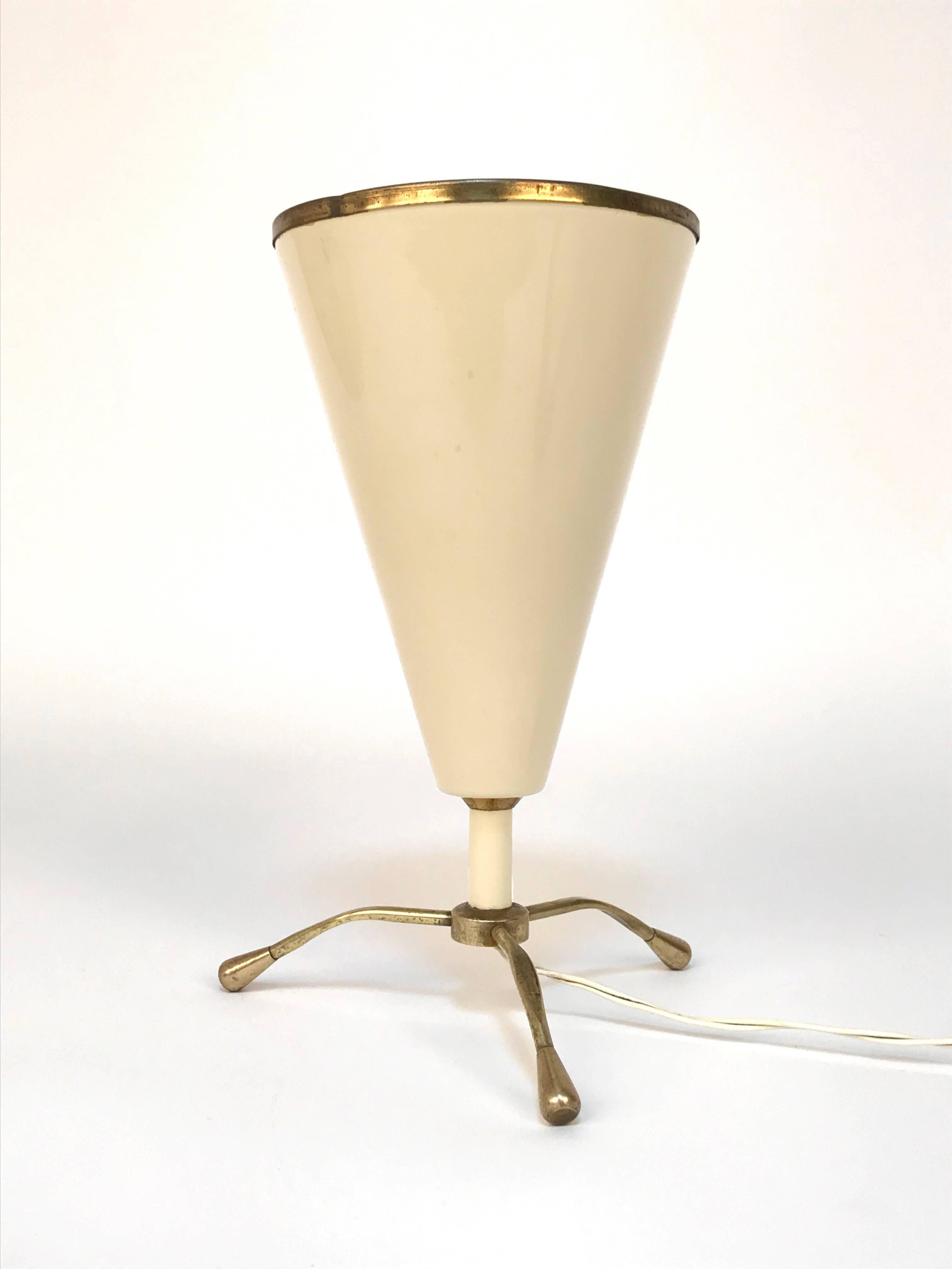 Mid-Century Modern Conical Table Lamp in Beige Lacquered Metal and Brass, Tripod Italy, 1950s