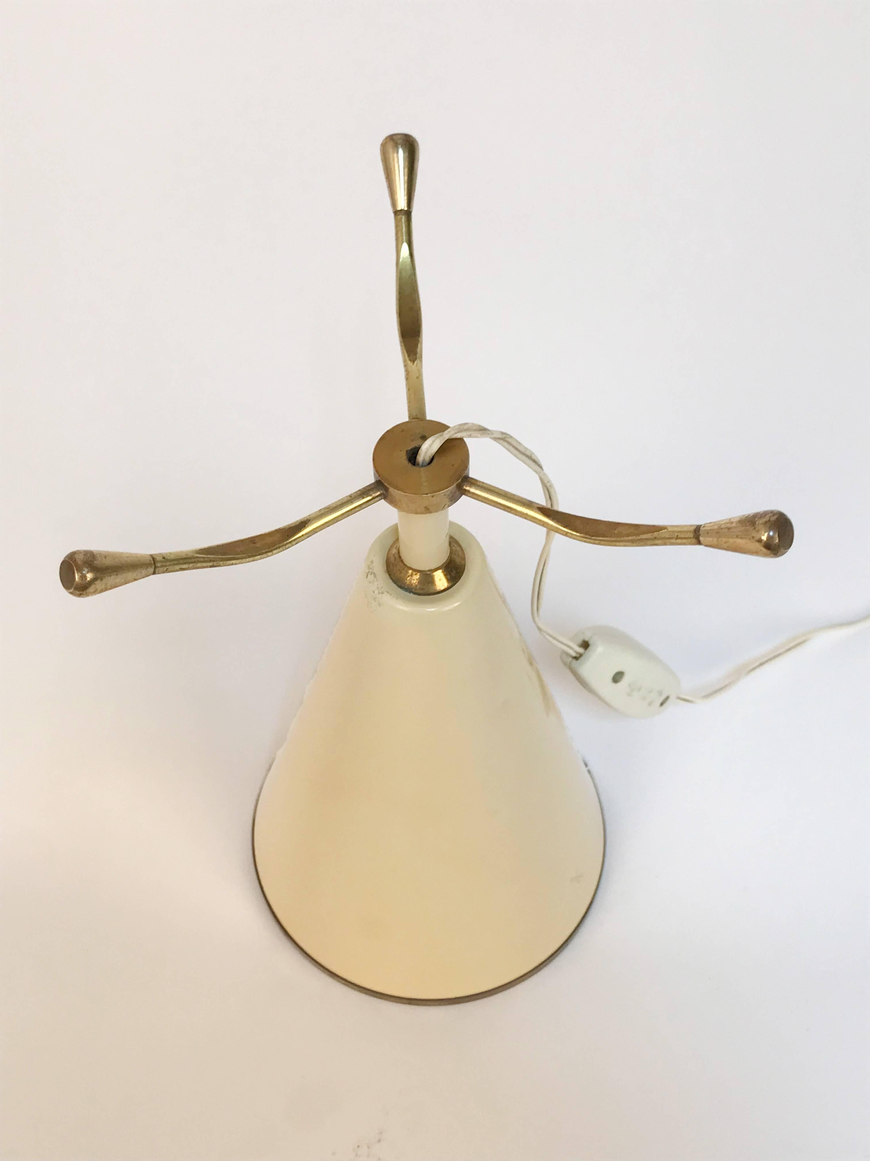 Conical Table Lamp in Beige Lacquered Metal and Brass, Tripod Italy, 1950s In Good Condition In Roma, IT