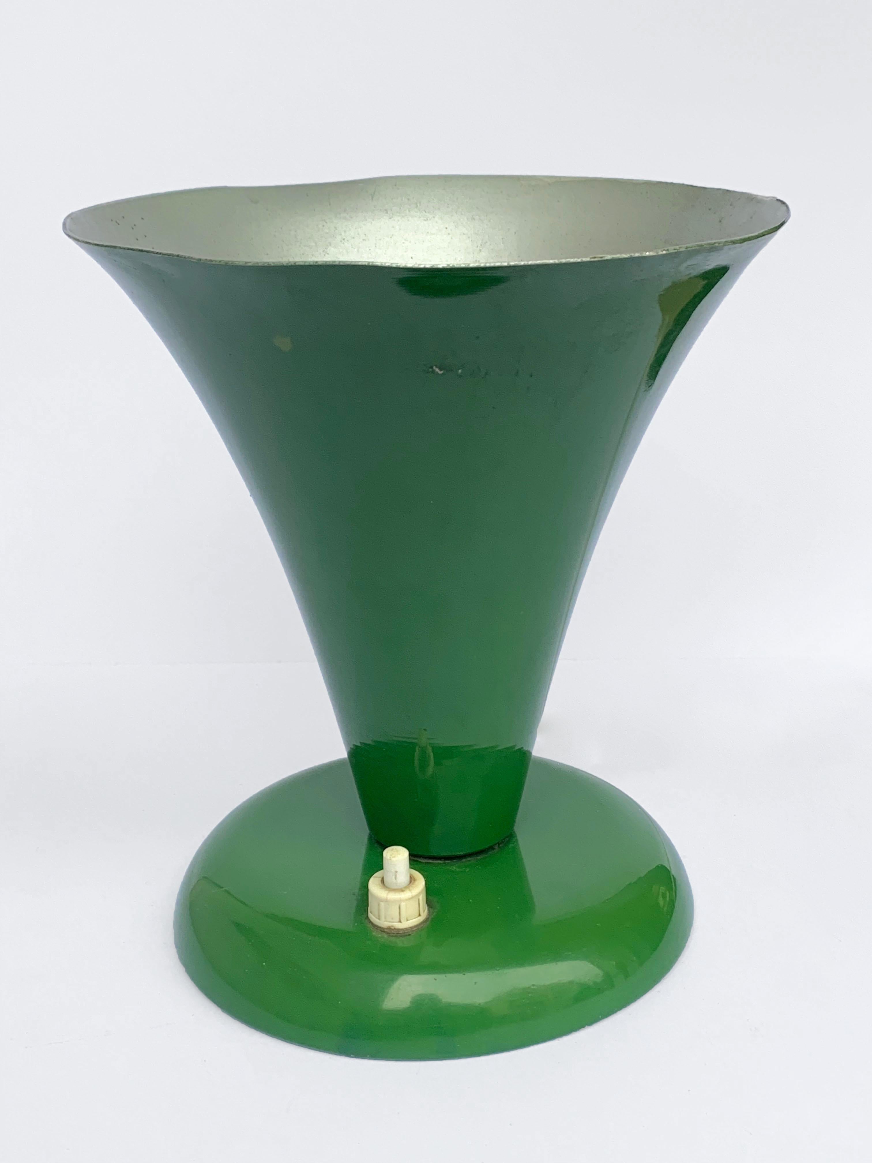 Table lamp from the 1950s, attributable to Stilnovo. Lacquered metal.