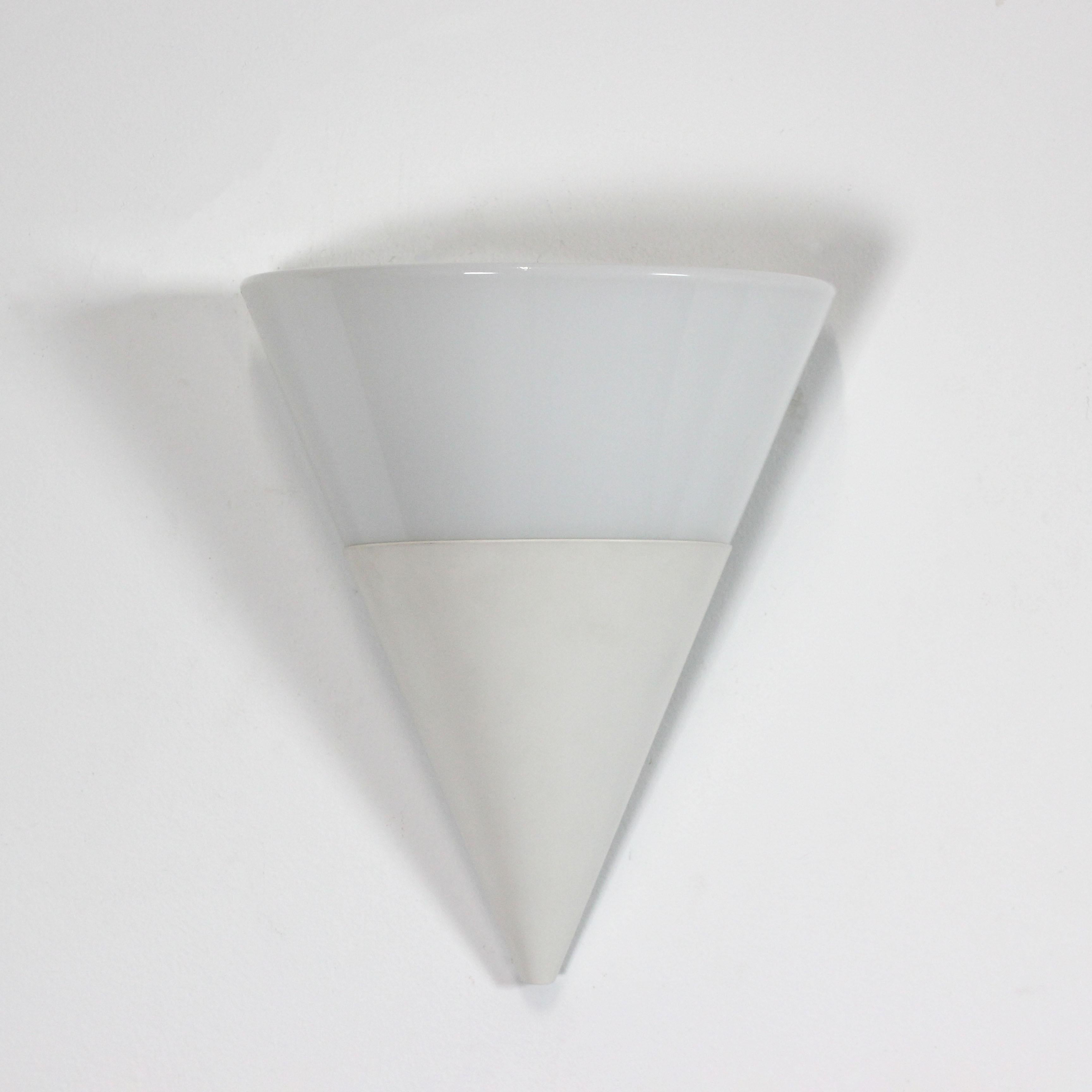 Appliques coniques avec structure en métal laqué blanc et diffuseur en verre opalin - Glashttüe Limburg - Allemagne - c. C. 1970