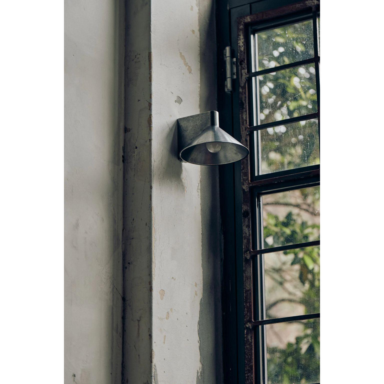 Postmoderne Applique conique en acier inoxydable d'Henry Wilson en vente