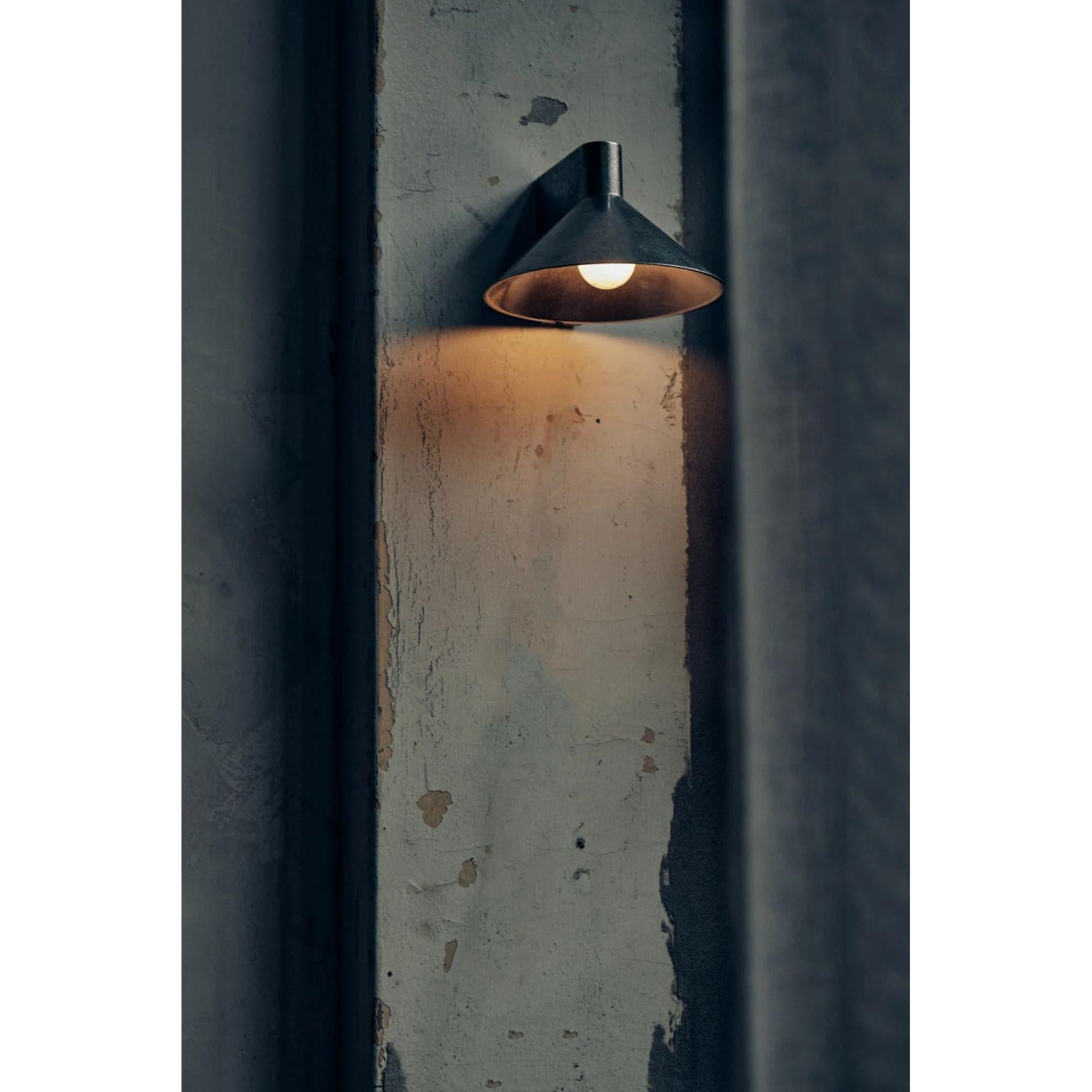 Applique conique en acier inoxydable d'Henry Wilson Neuf - En vente à Geneve, CH