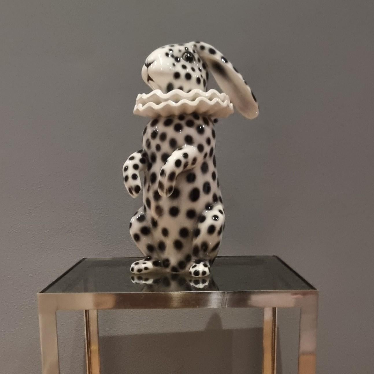 Hand-painted ceramic rabbit: a unique piece with timeless charm

A masterpiece of artistic craftsmanship

Discover the timeless elegance of this hand-painted ceramic rabbit, depicted with low-set ears and dressed as Pierrot, a poetic and melancholy