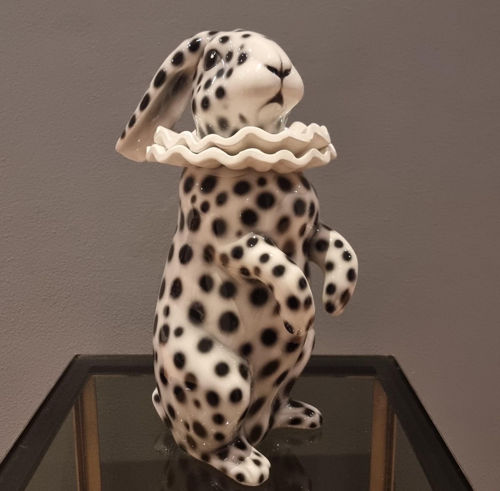 Painted ceramic rabbit with low ears dressed as Pierrot In New Condition For Sale In Villa Verucchio, Emilia-Romagna