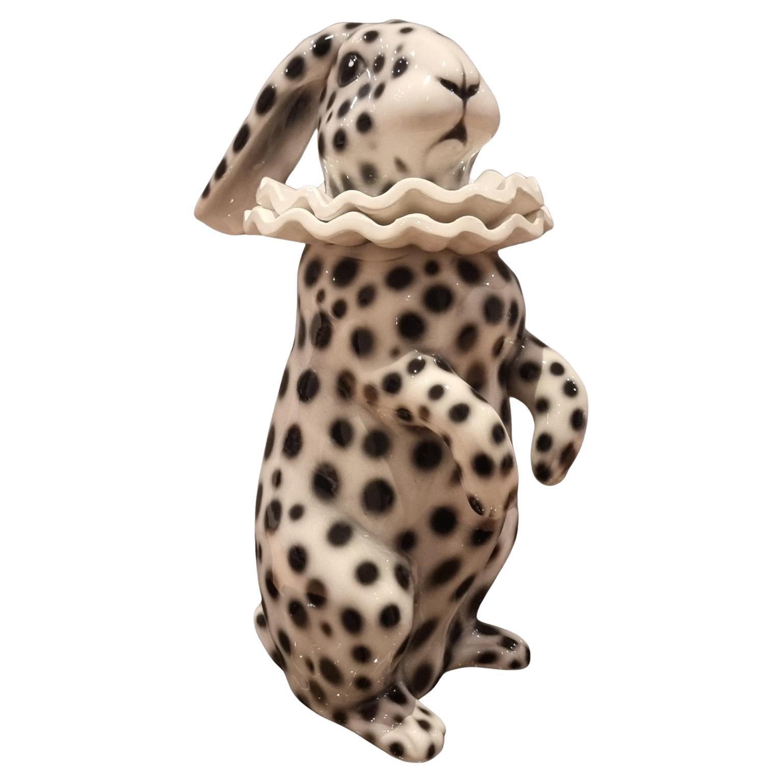 Coniglio in ceramica dipinta con orecchie basse vestito di Pierrot