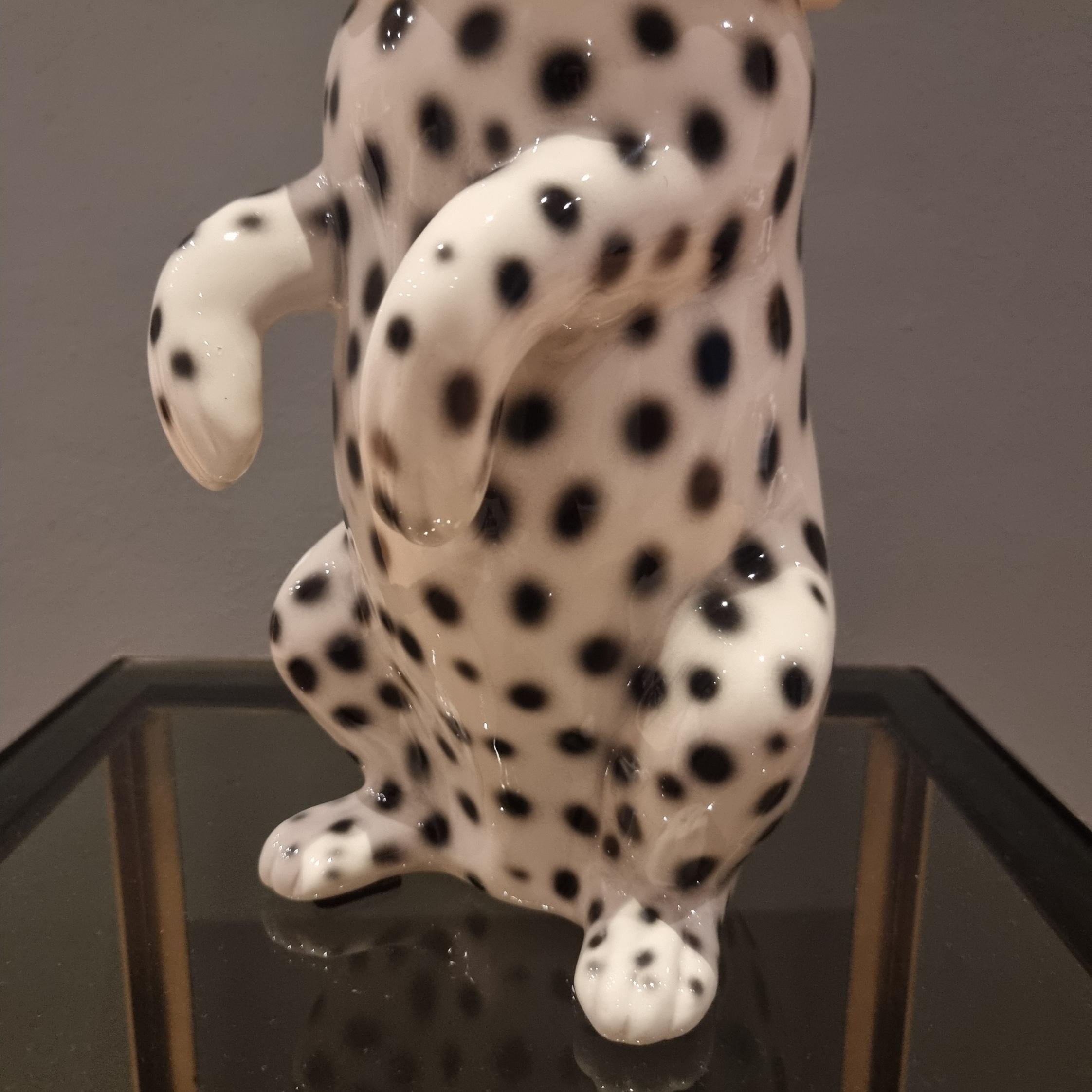 Lapin en céramique peint avec le costume de Pierrot en vente 3