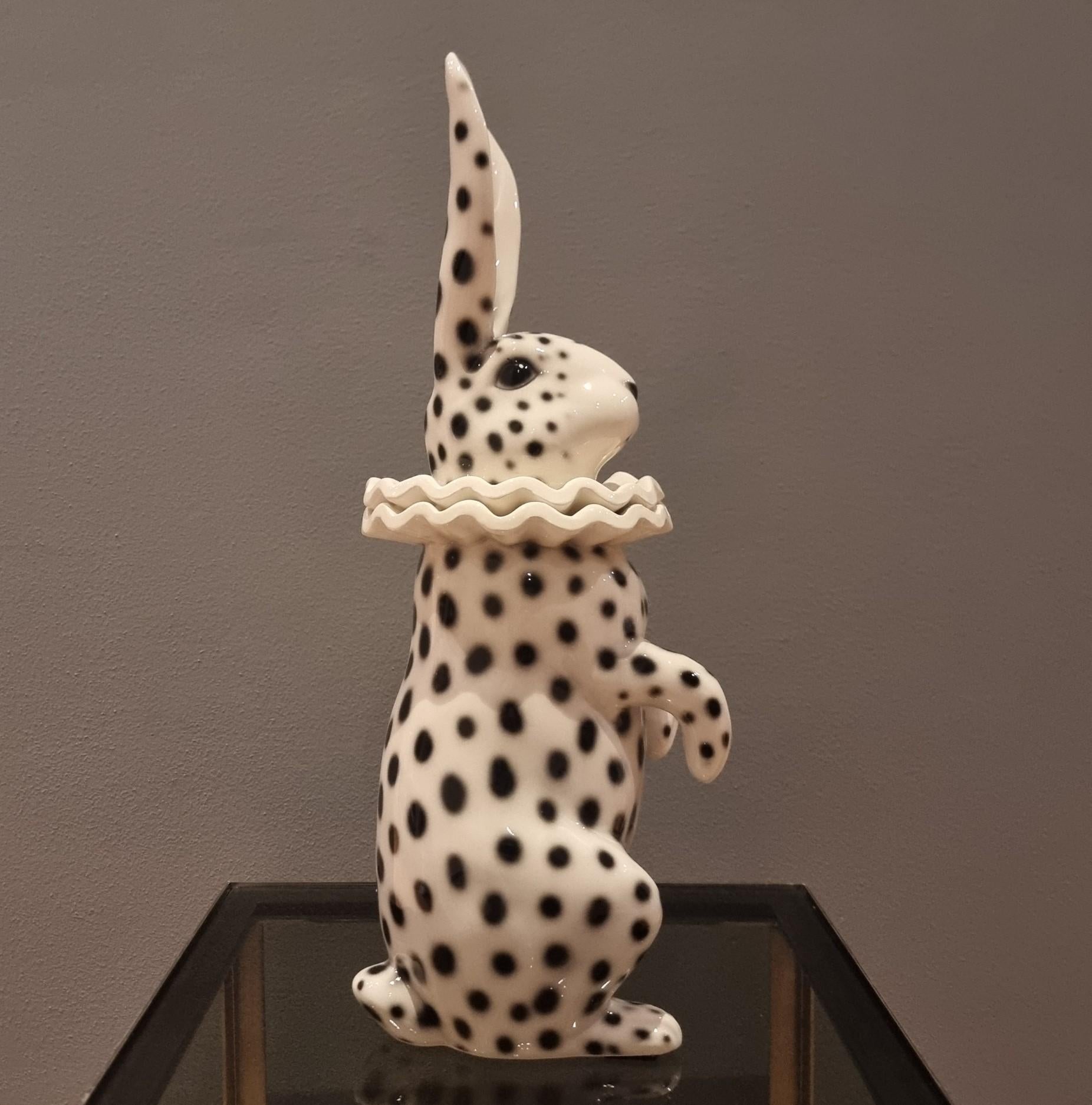 Lapin en céramique peint avec le costume de Pierrot en vente 4