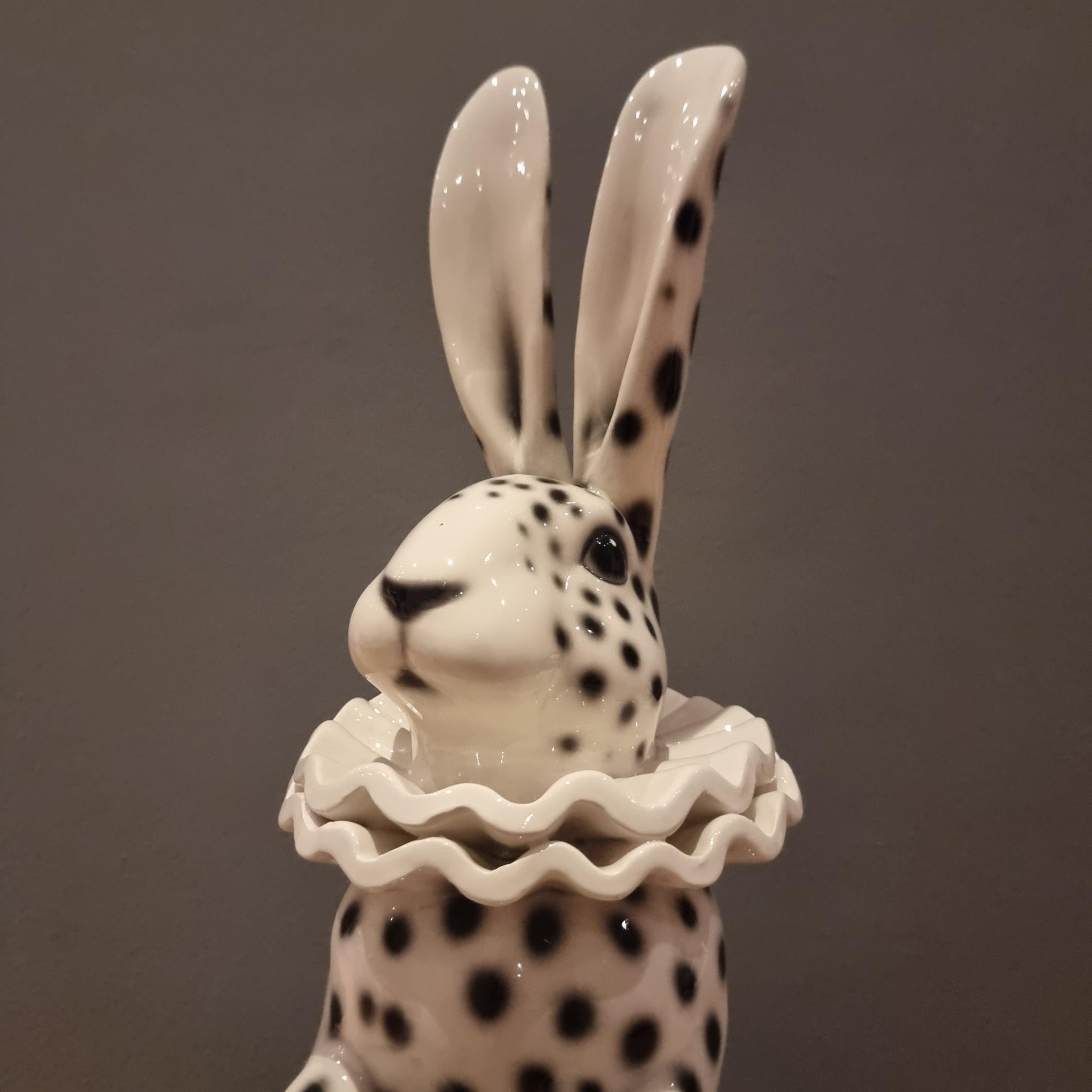 Lapin en céramique peint avec le costume de Pierrot en vente 5