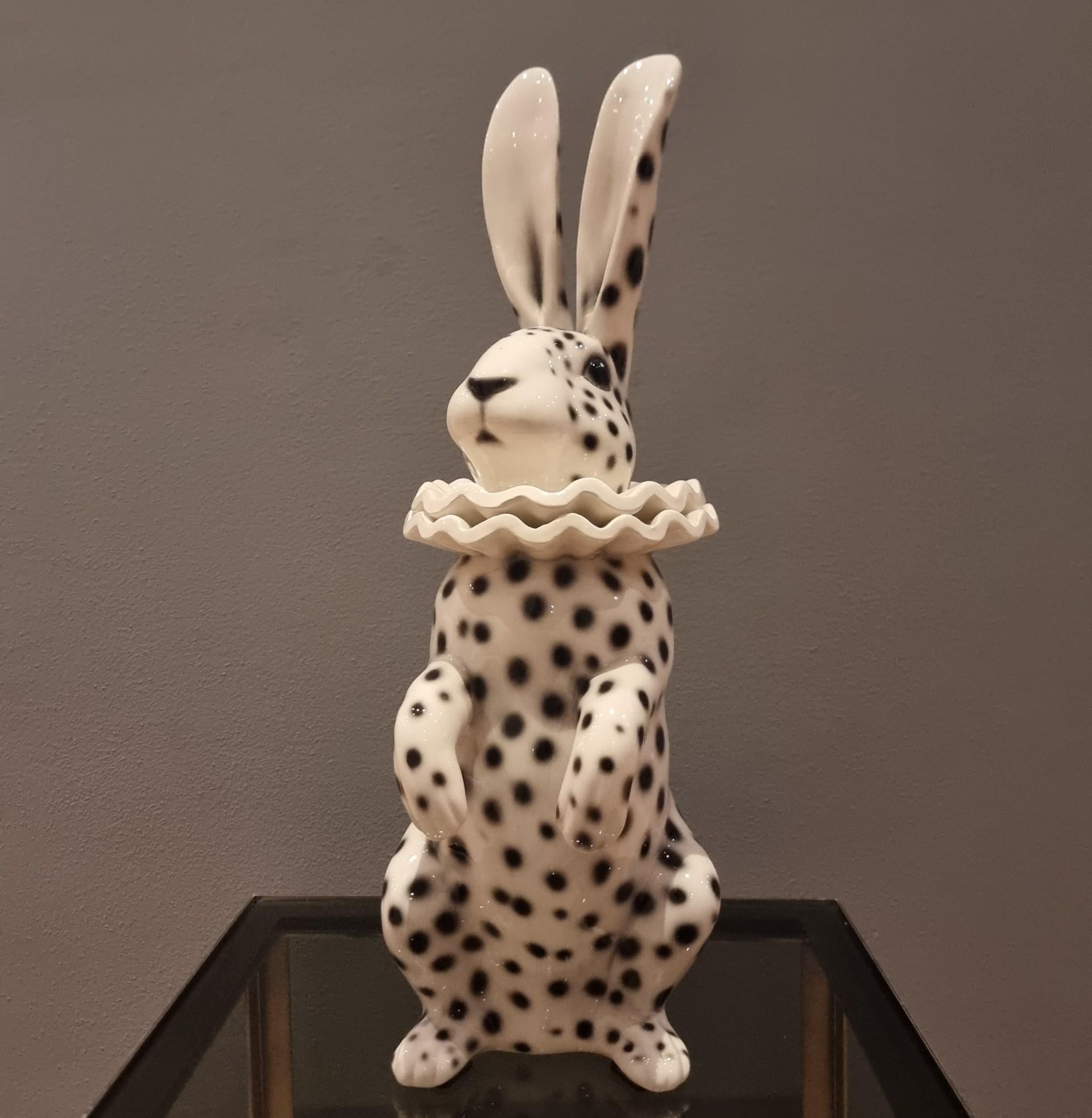 Lapin en céramique peint avec le costume de Pierrot en vente 6