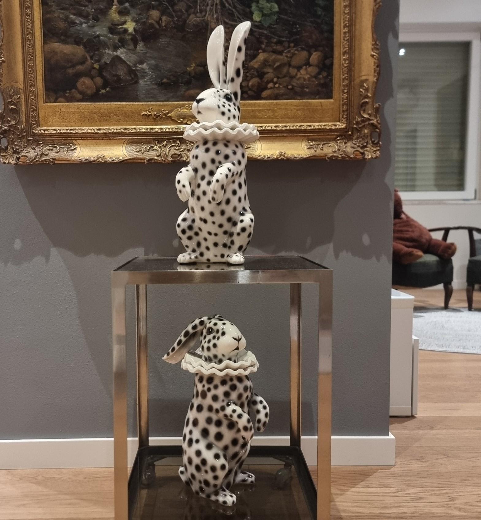 Moderne Lapin en céramique peint avec le costume de Pierrot en vente