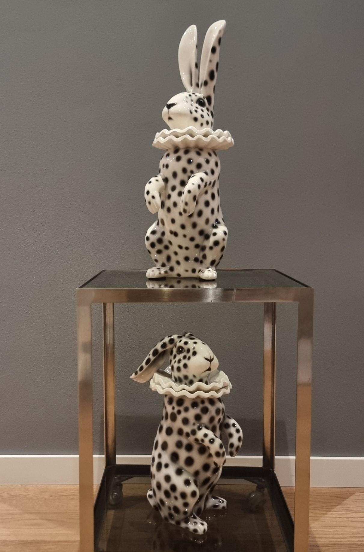 Italian Lapin en céramique peint avec le costume de Pierrot en vente