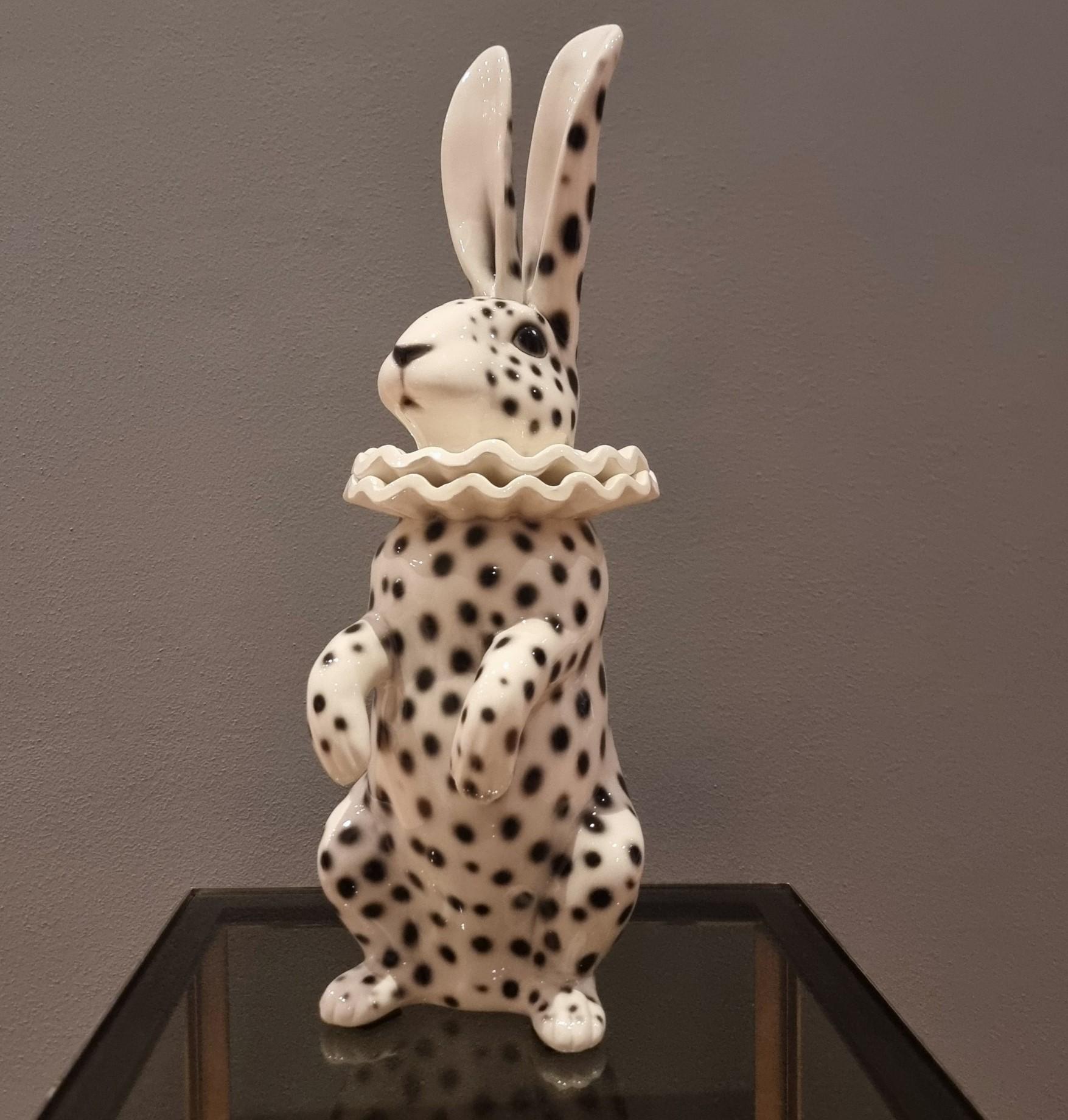 Lapin en céramique peint avec le costume de Pierrot Excellent état - En vente à Villa Verucchio, Emilia-Romagna