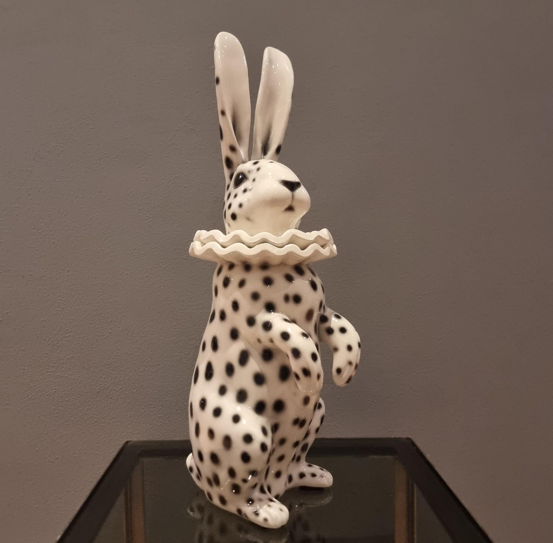 Contemporain Lapin en céramique peint avec le costume de Pierrot en vente