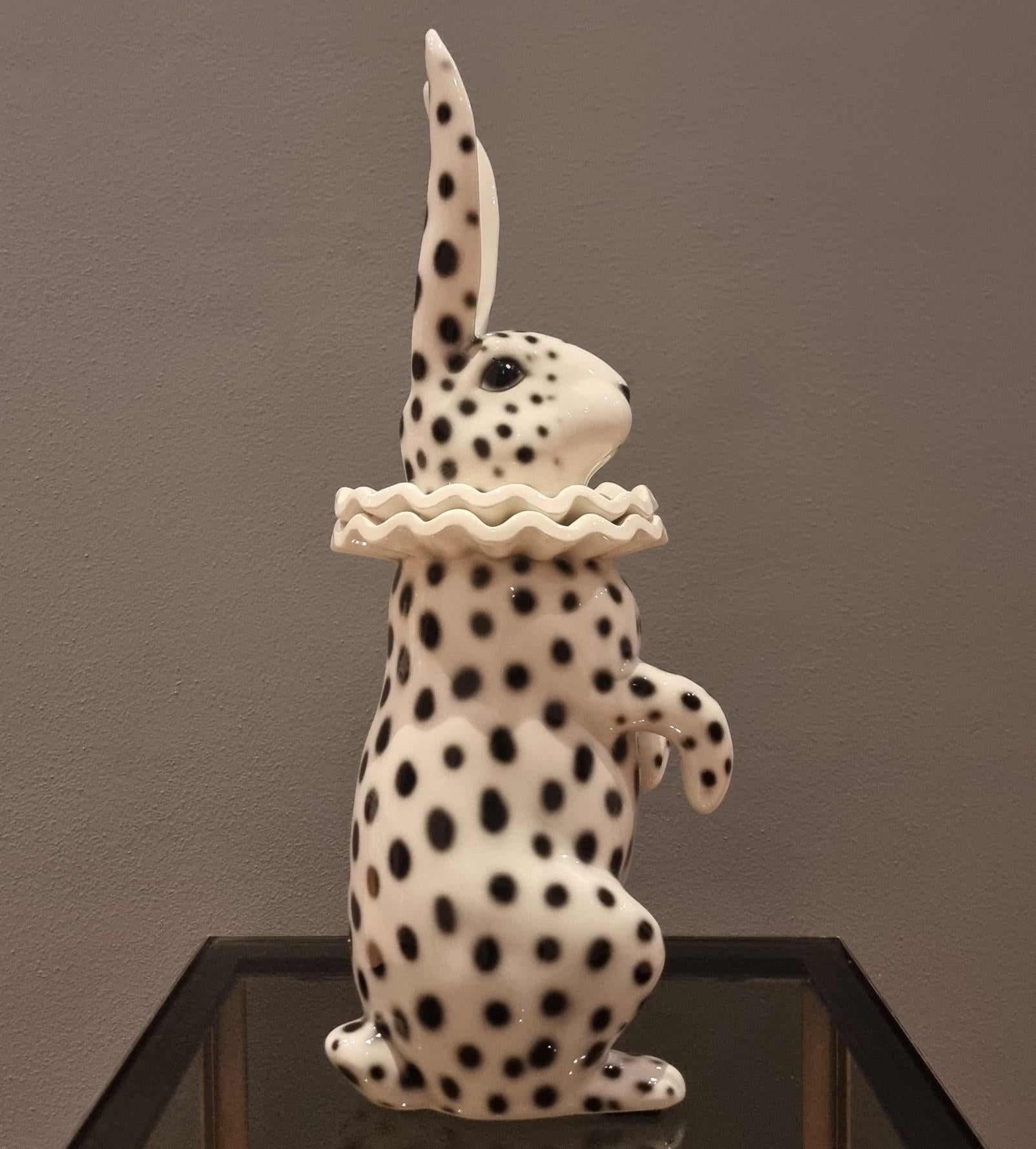 Céramique Lapin en céramique peint avec le costume de Pierrot en vente