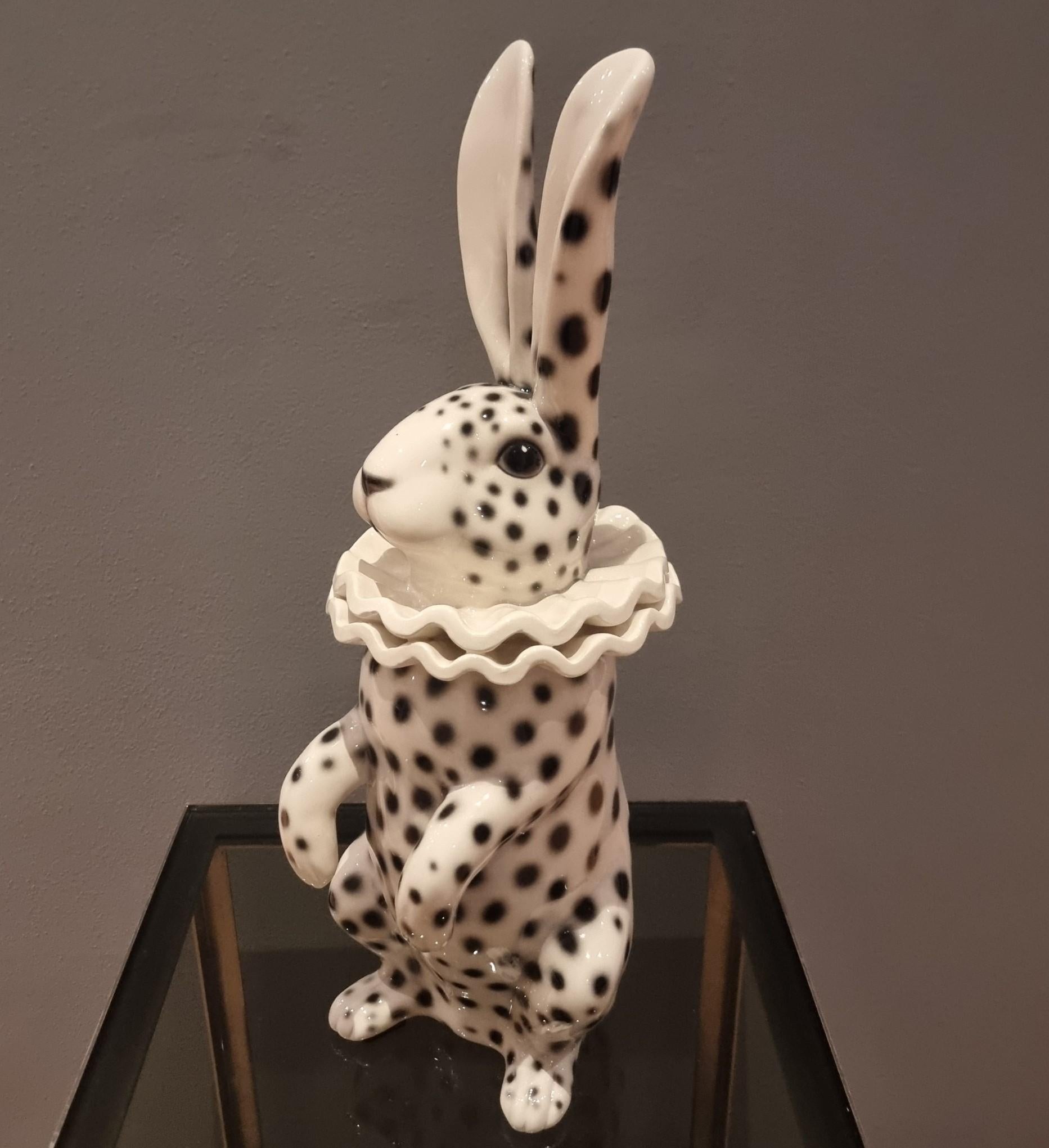 Lapin en céramique peint avec le costume de Pierrot en vente 1