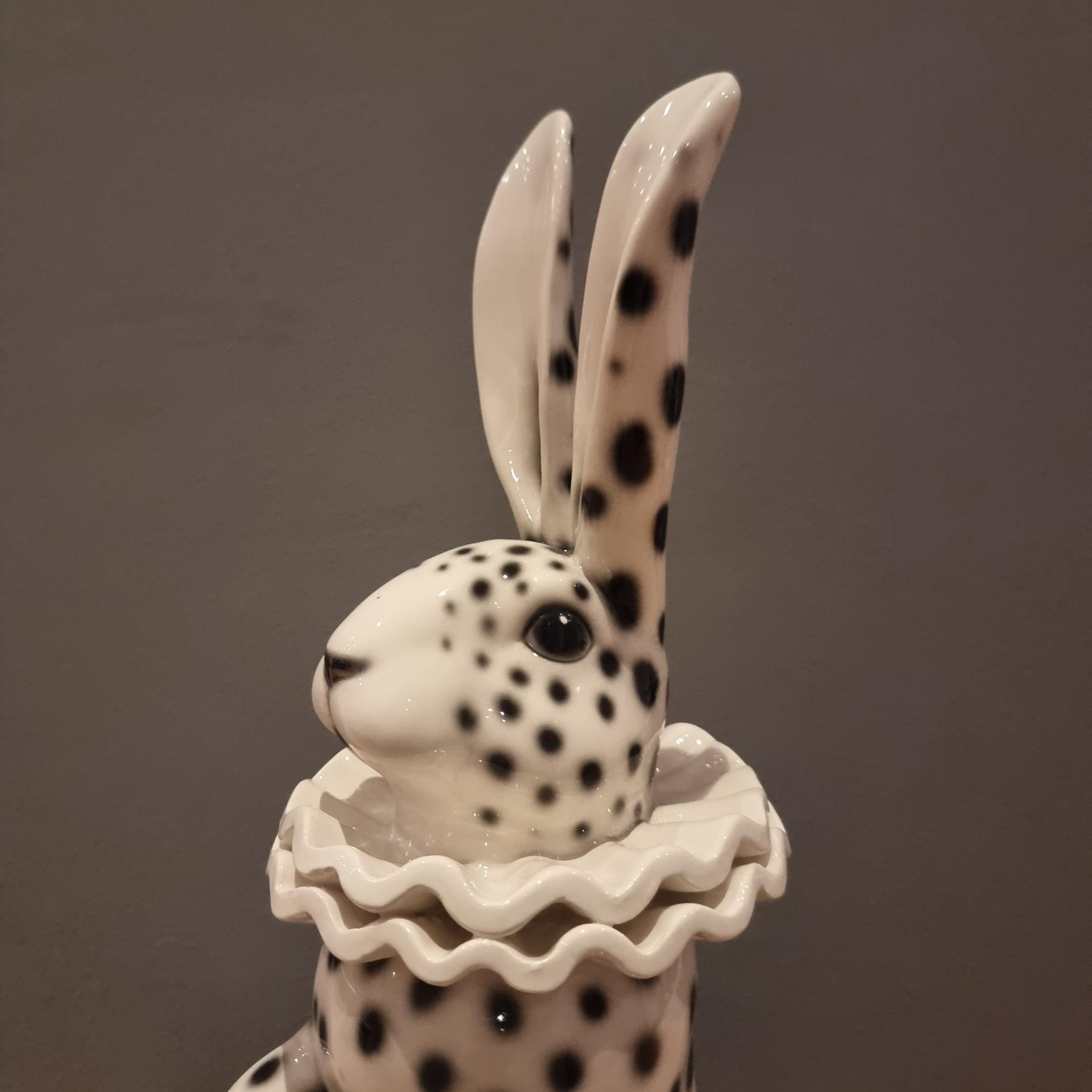 Lapin en céramique peint avec le costume de Pierrot en vente 2