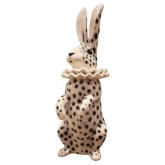 Lapin en céramique peint avec le costume de Pierrot