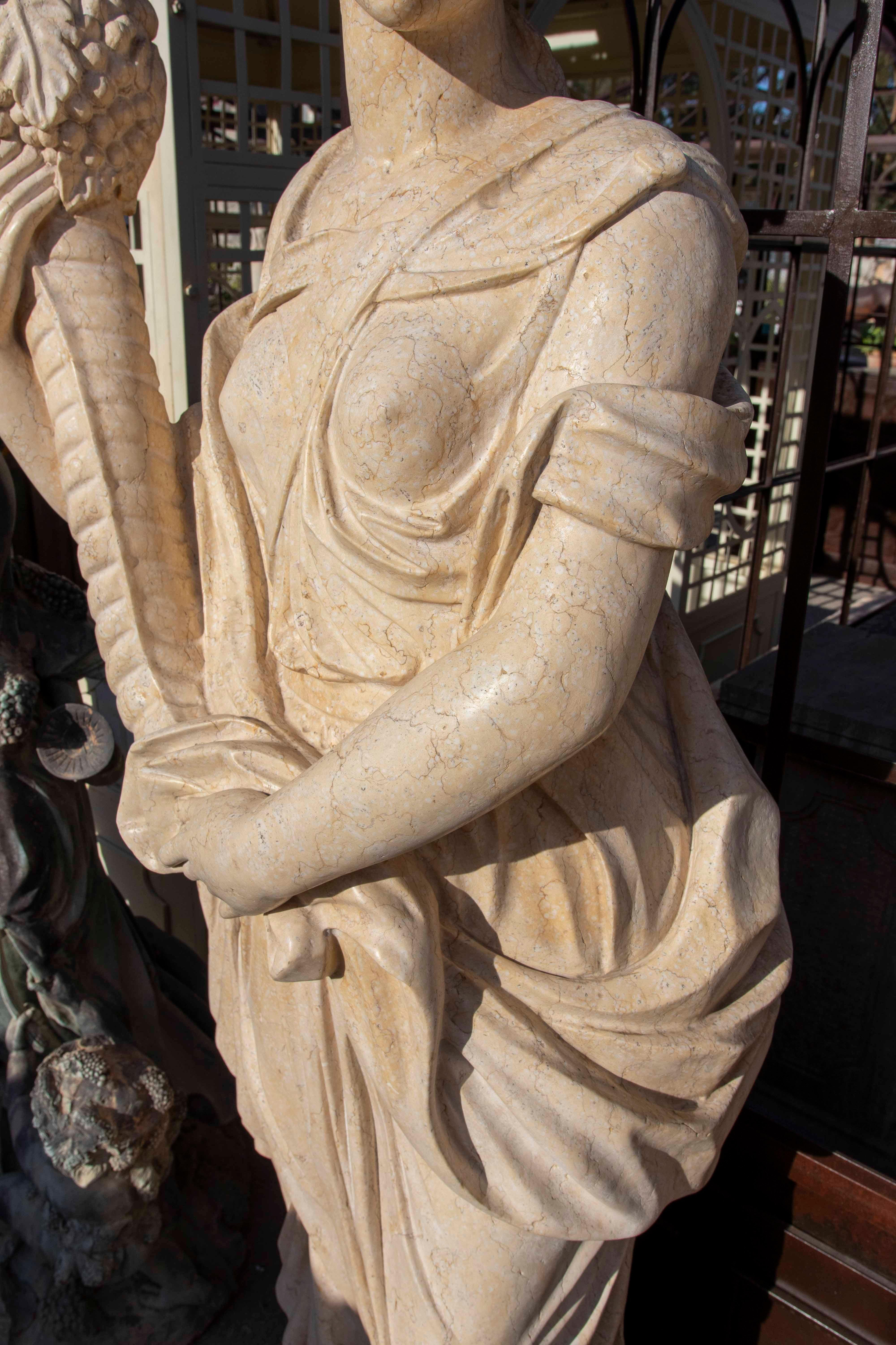 Conjunto de cuatro esculturas clásicas de las Cuatro Estaciones en mármol tallado Europeo en venta