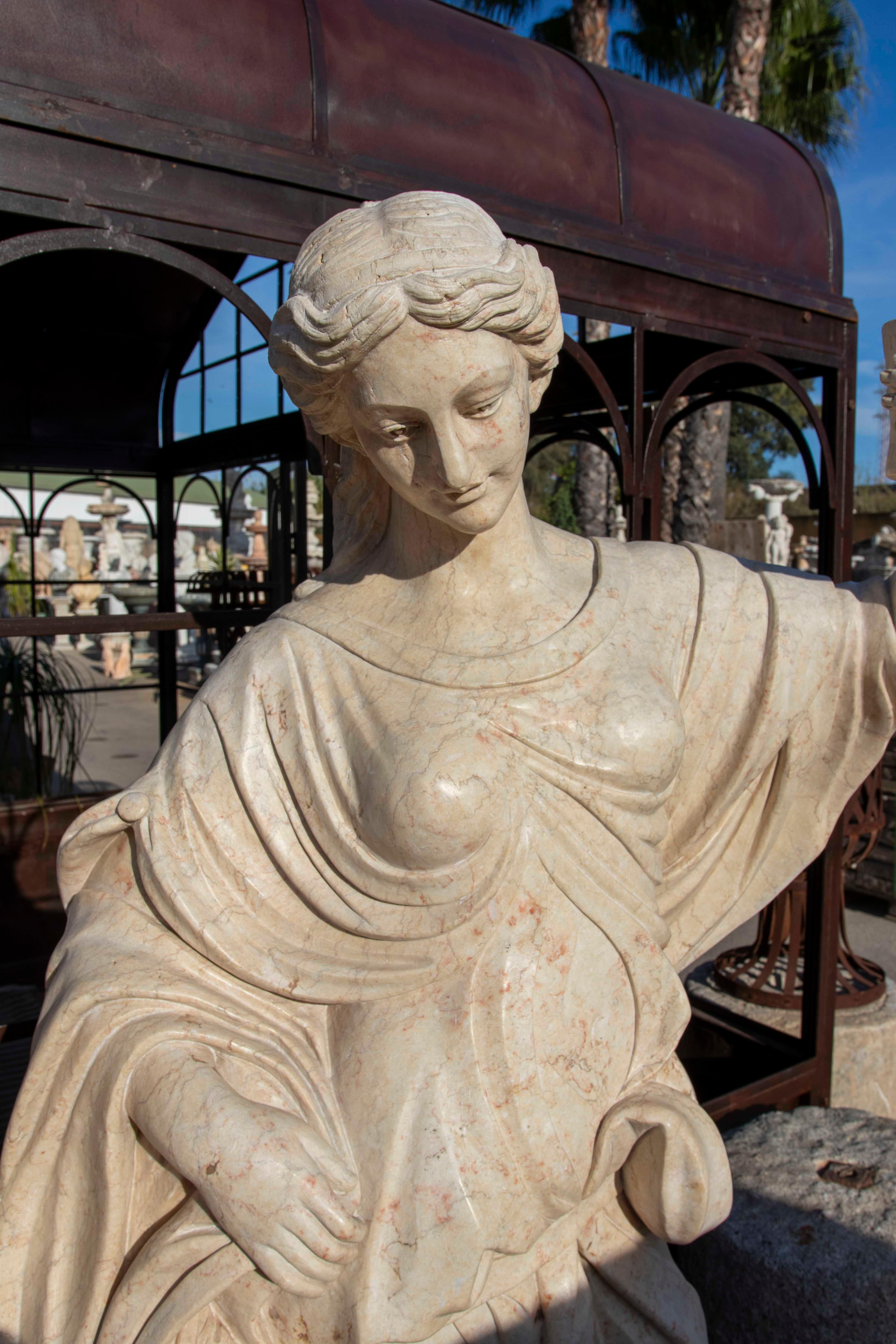 Conjunto de cuatro esculturas clásicas de las Cuatro Estaciones en mármol tallado siglo XX en venta