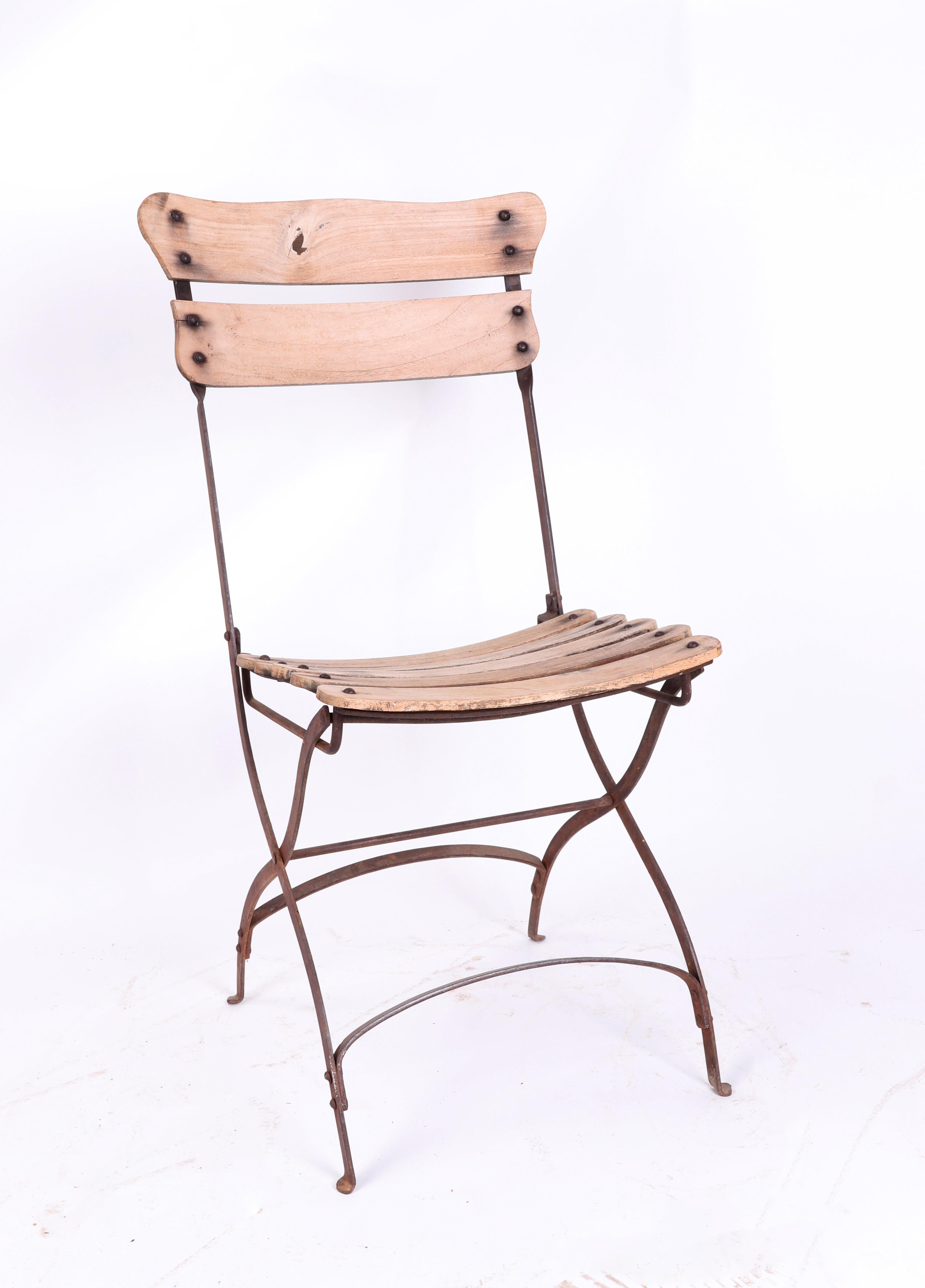 Conjunto de sillas francesas para jardin de los años 1950 de madera e hierro.