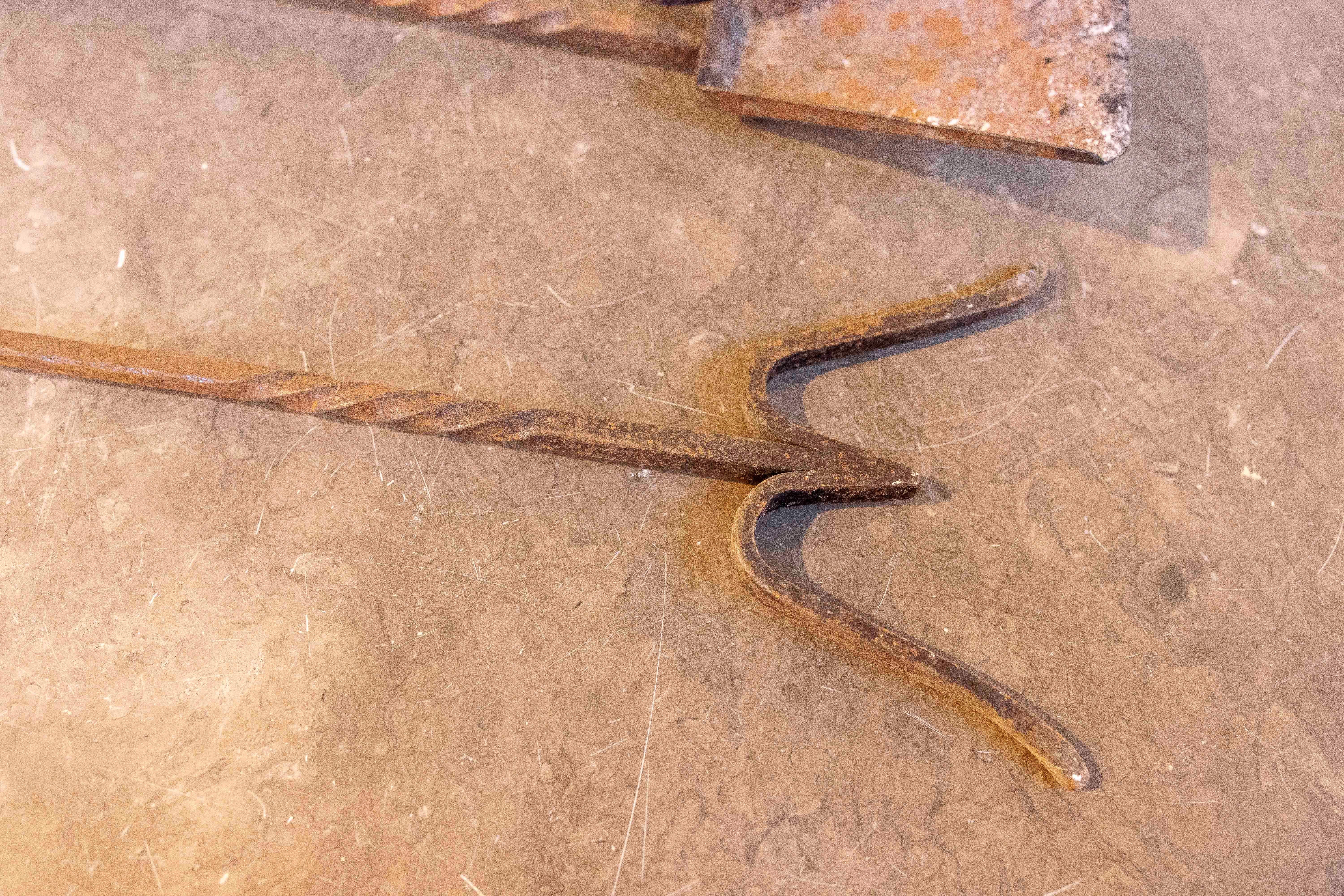 Conjunto de utensilios de chimenea en hierro forjado, siglo XIX For Sale 4