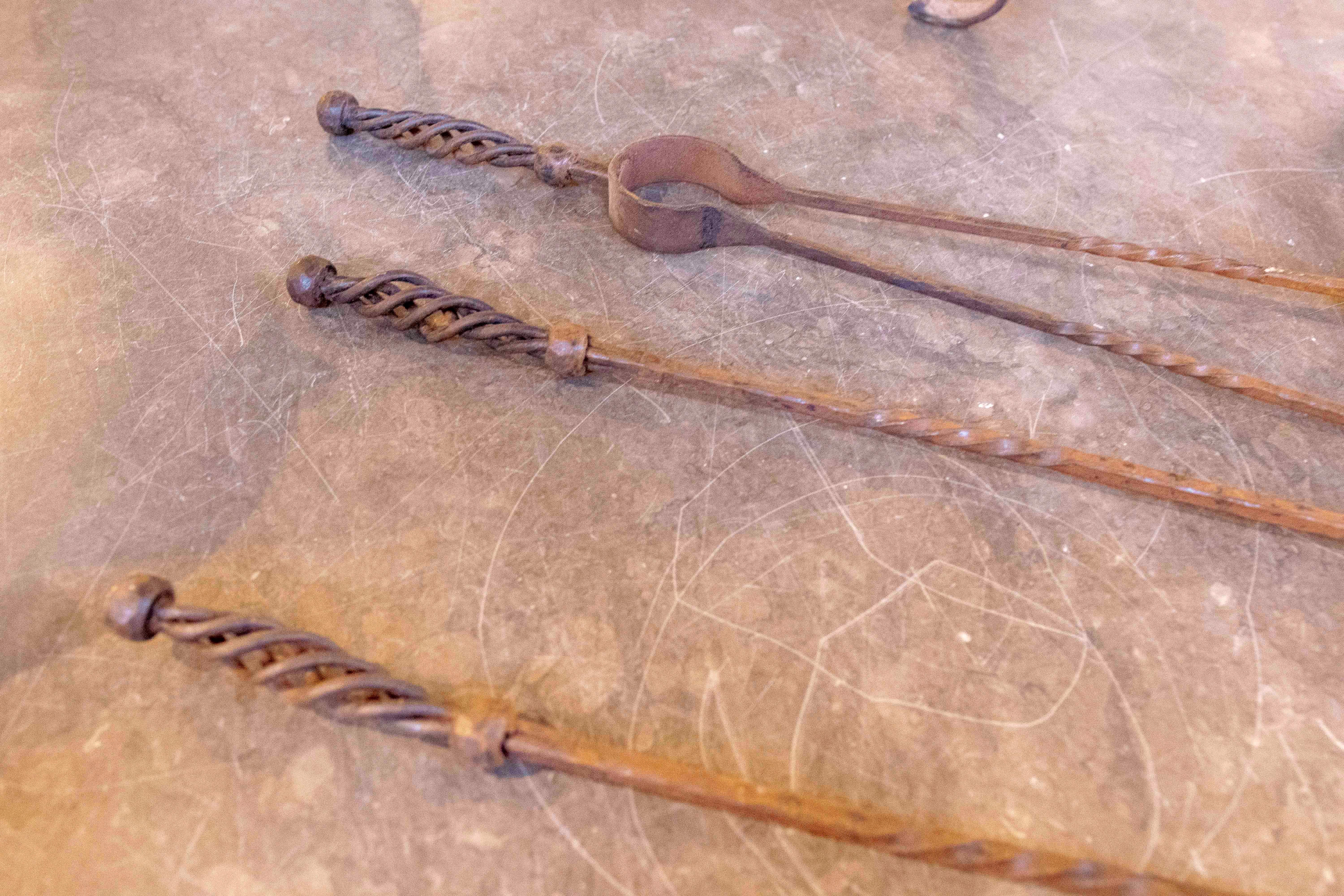 Conjunto de utensilios de chimenea en hierro forjado, siglo XIX For Sale 5