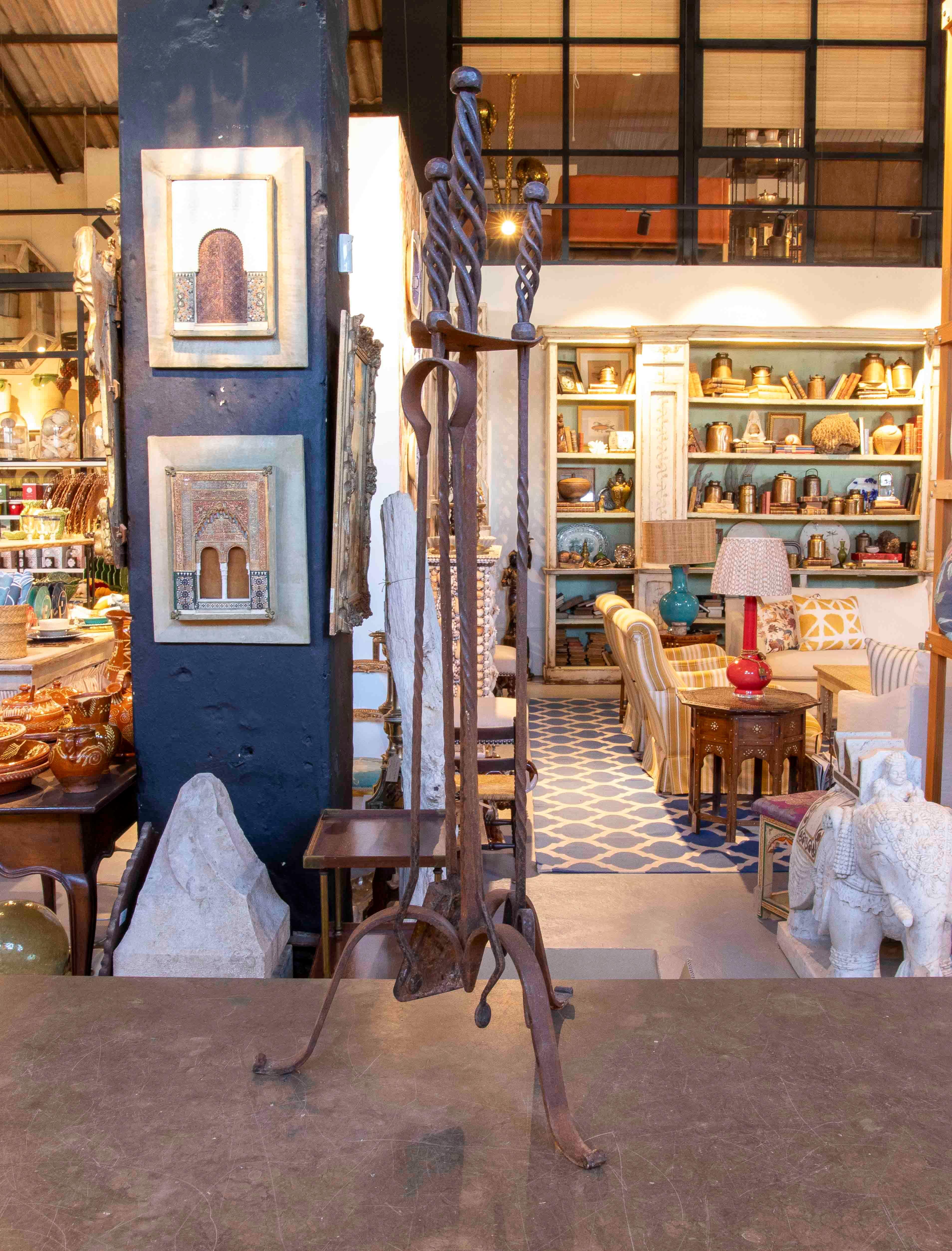 Conjunto de utensilios de chimenea en hierro forjado, siglo XIX For Sale 6