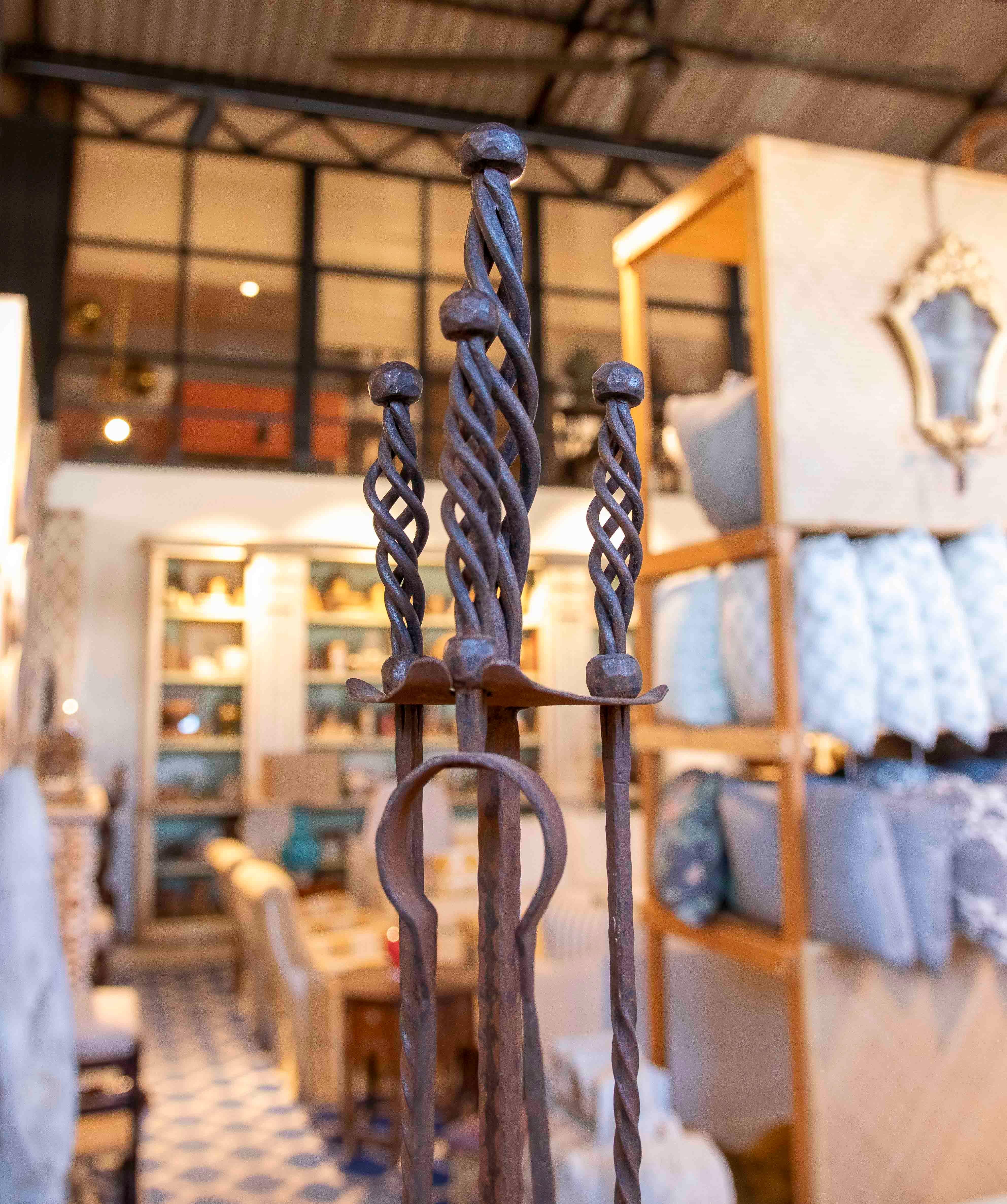 Spanish Conjunto de utensilios de chimenea en hierro forjado, siglo XIX For Sale
