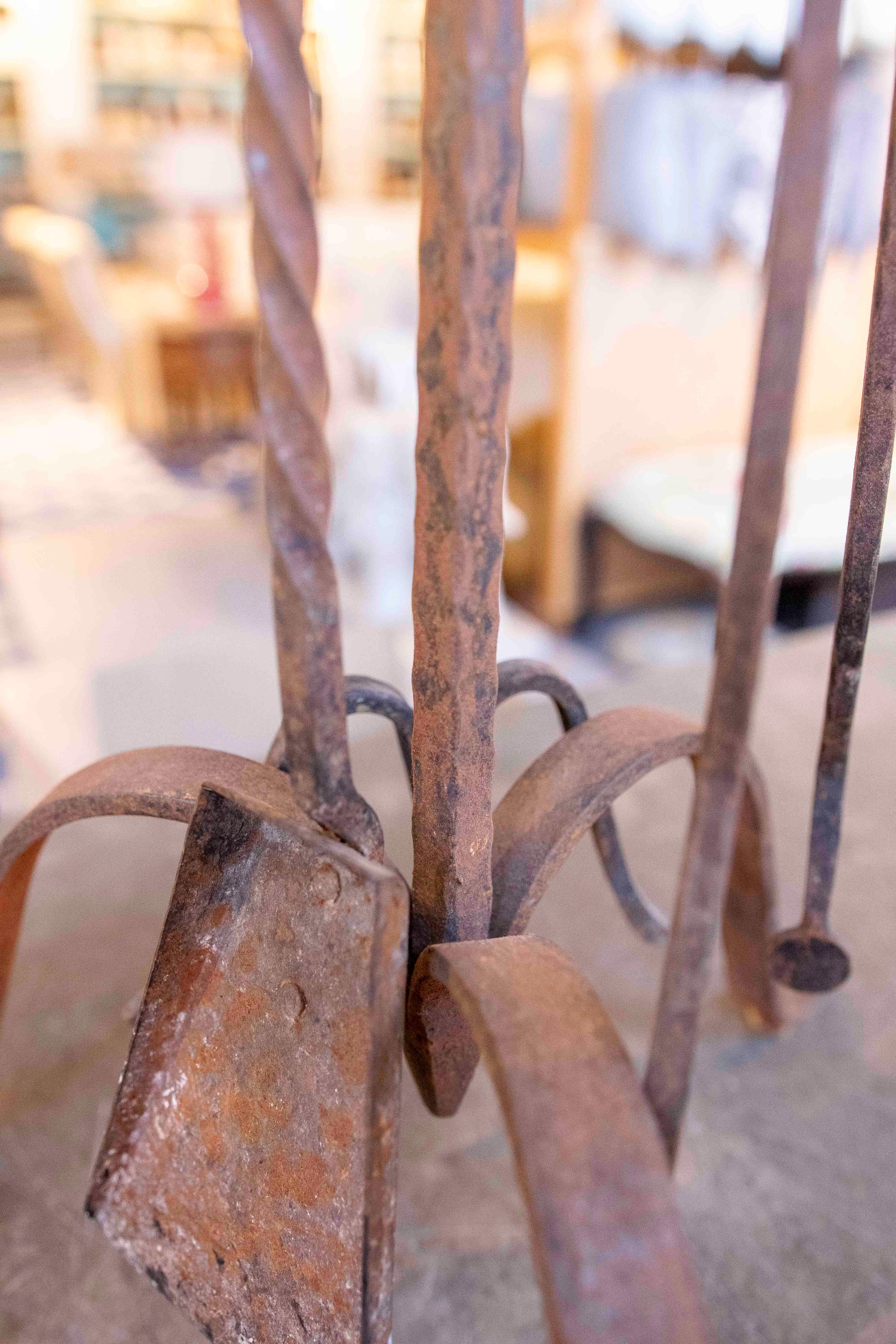 20th Century Conjunto de utensilios de chimenea en hierro forjado, siglo XIX For Sale