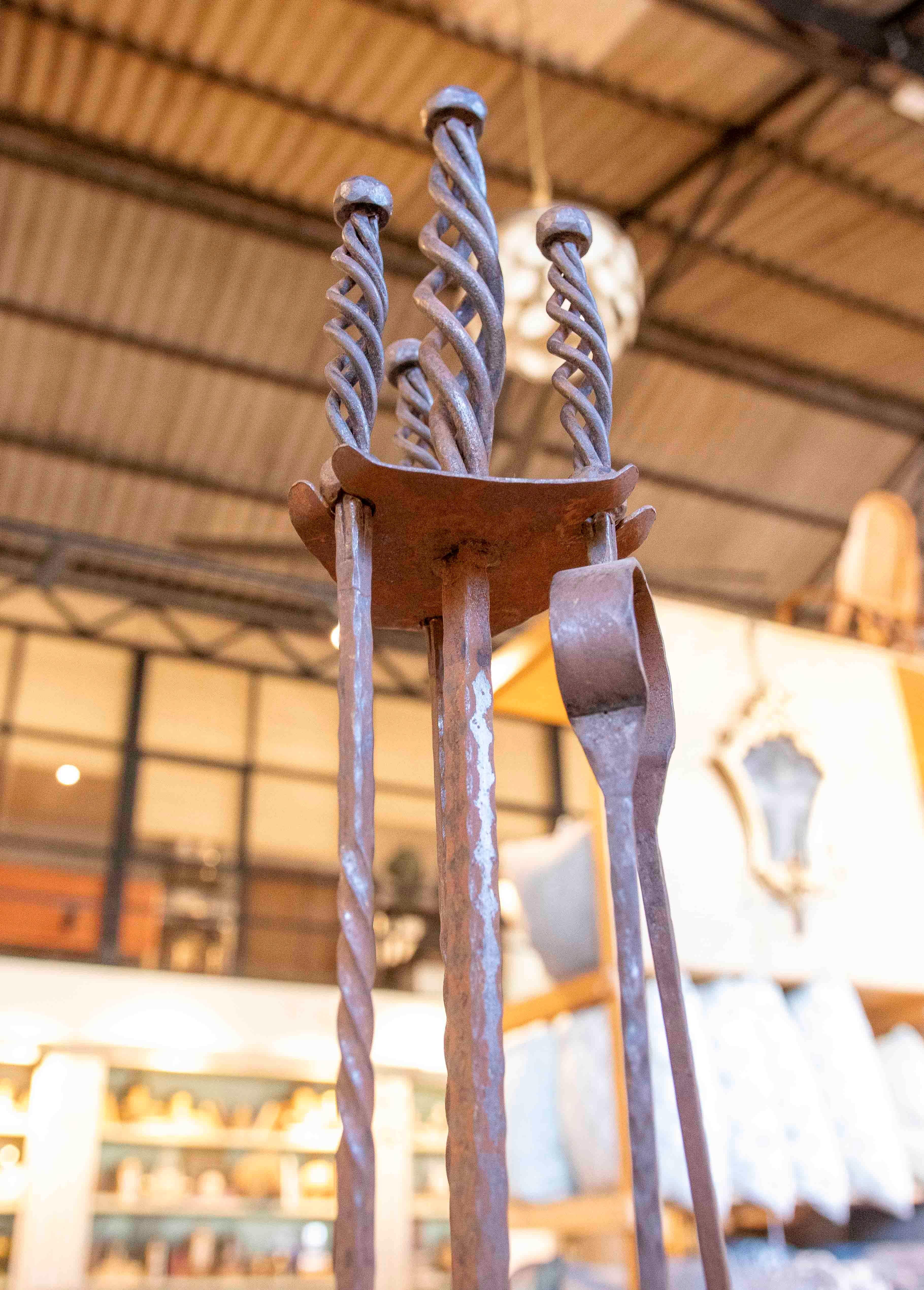 Conjunto de utensilios de chimenea en hierro forjado, siglo XIX For Sale 1