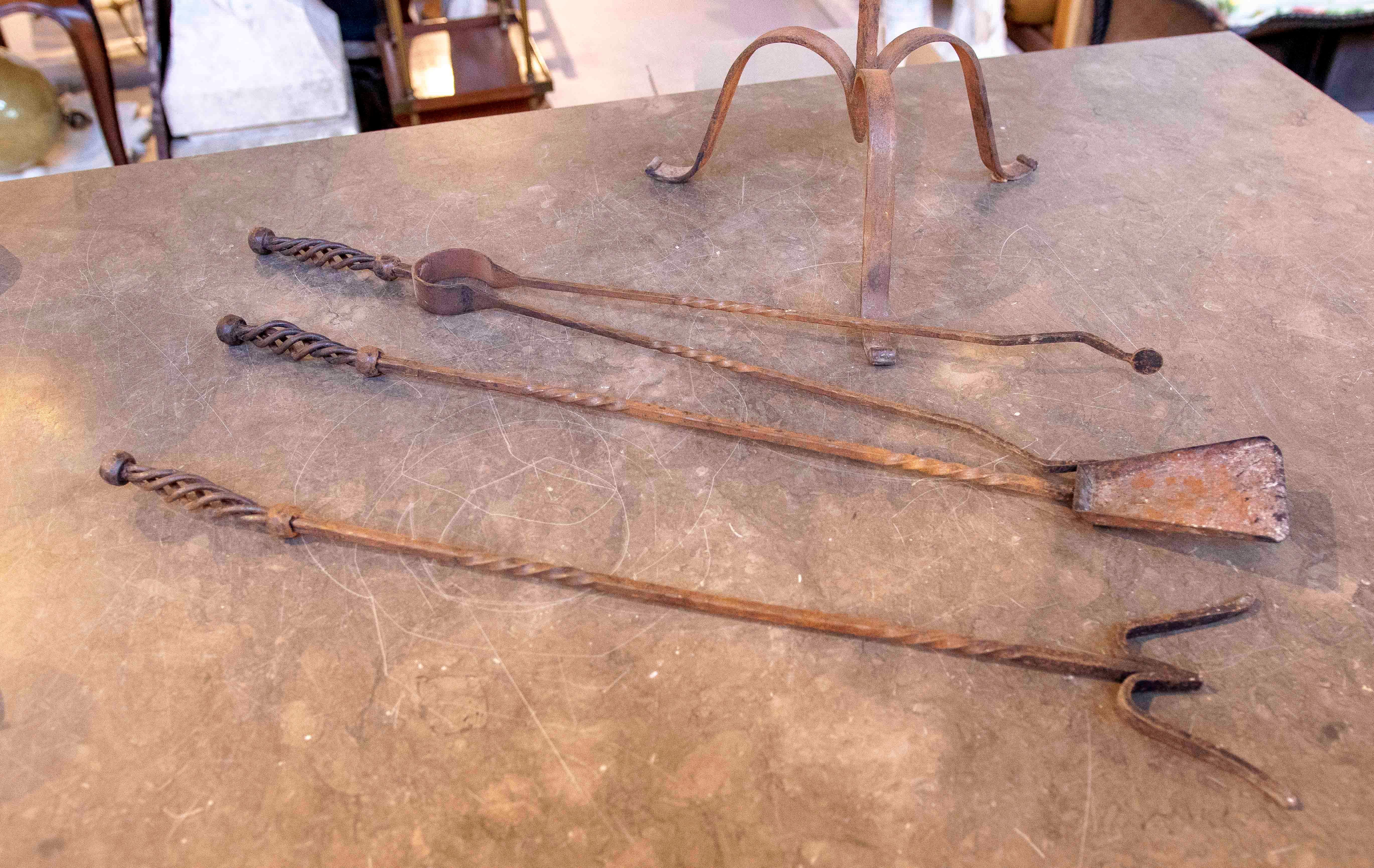 Conjunto de utensilios de chimenea en hierro forjado, siglo XIX For Sale 2