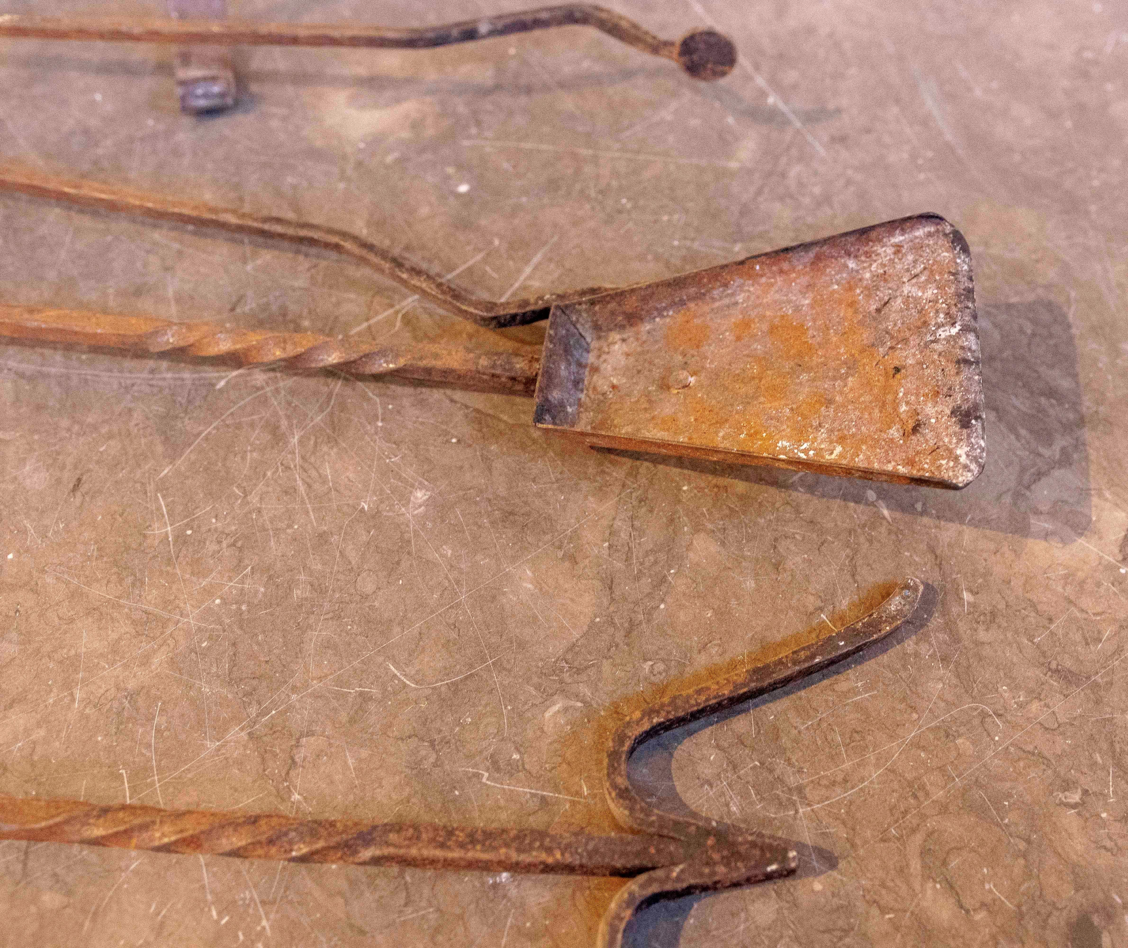 Conjunto de utensilios de chimenea en hierro forjado, siglo XIX For Sale 3