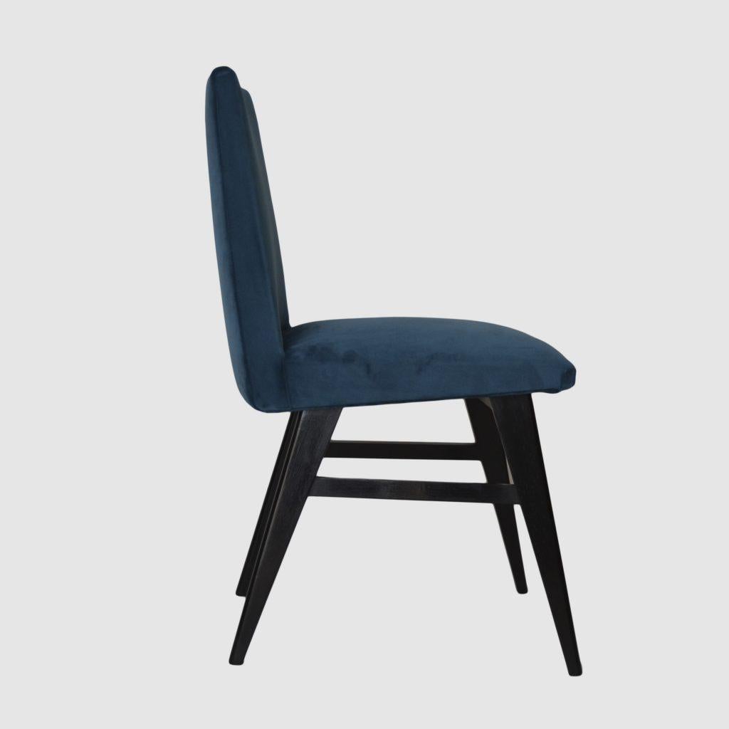 Conjunto de 6 sillas, patas compás ebonizadas, re-tapizadas en terciopelo azul petroleo.
Francia . 
Años 60.

Alto: 82 cm.
Largo: 46 cm.
Ancho: 50 cm.