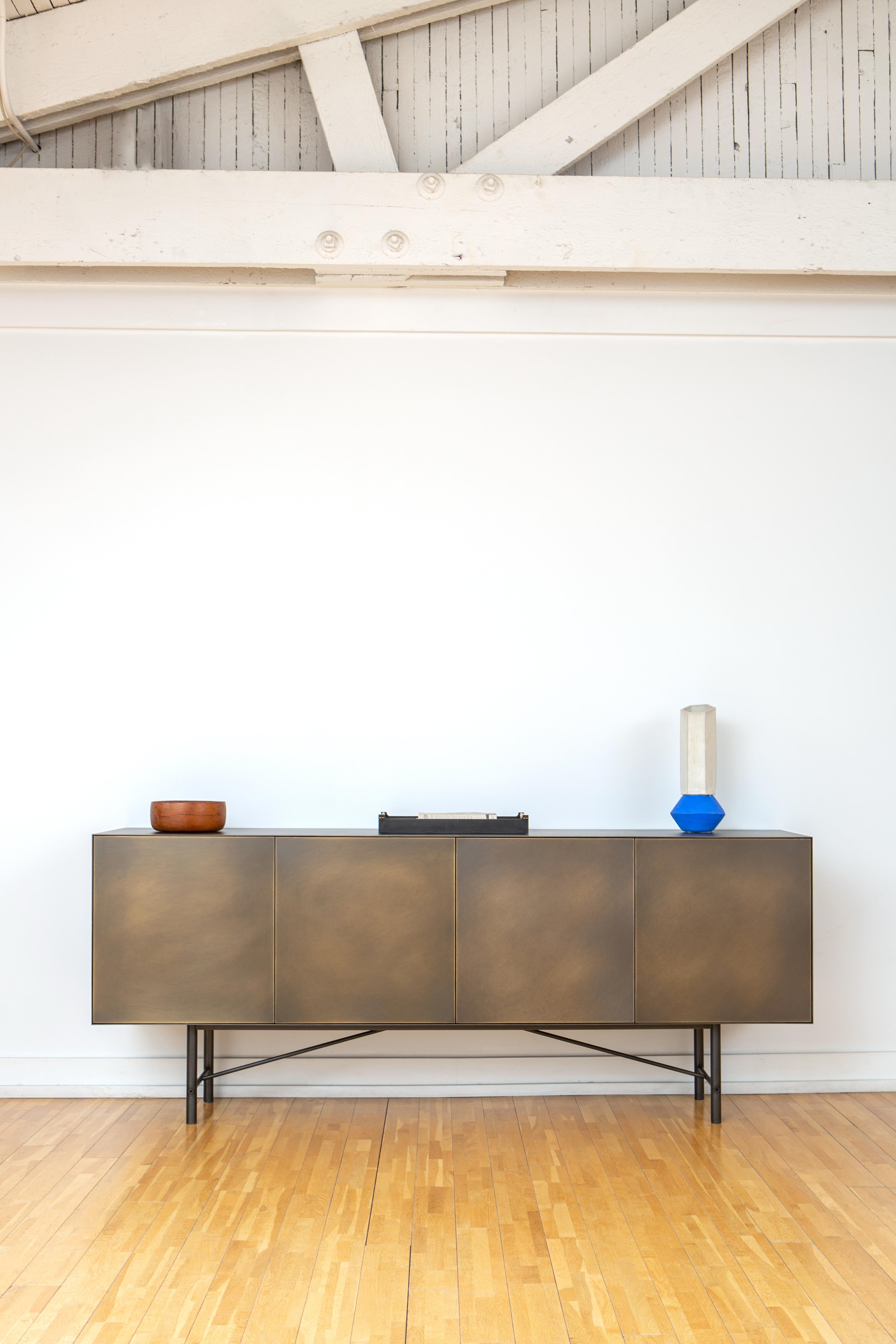 Moderno Credenza o credenza Connect personalizzabile in acciaio e ottone invecchiato in vendita