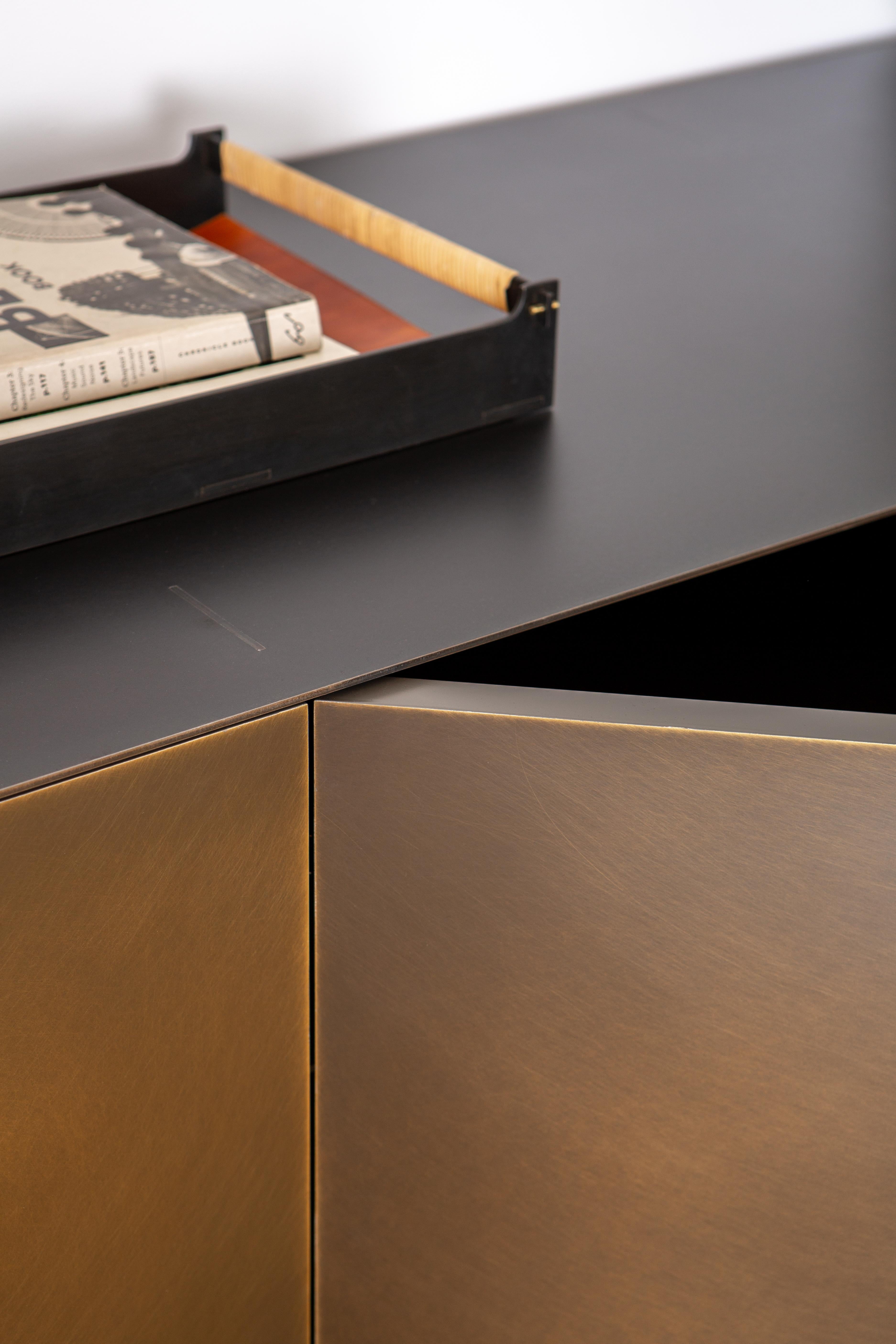 Connect Credenza Cabinet oder Sideboard Anpassbar in Stahl und Aged Brass (21. Jahrhundert und zeitgenössisch) im Angebot