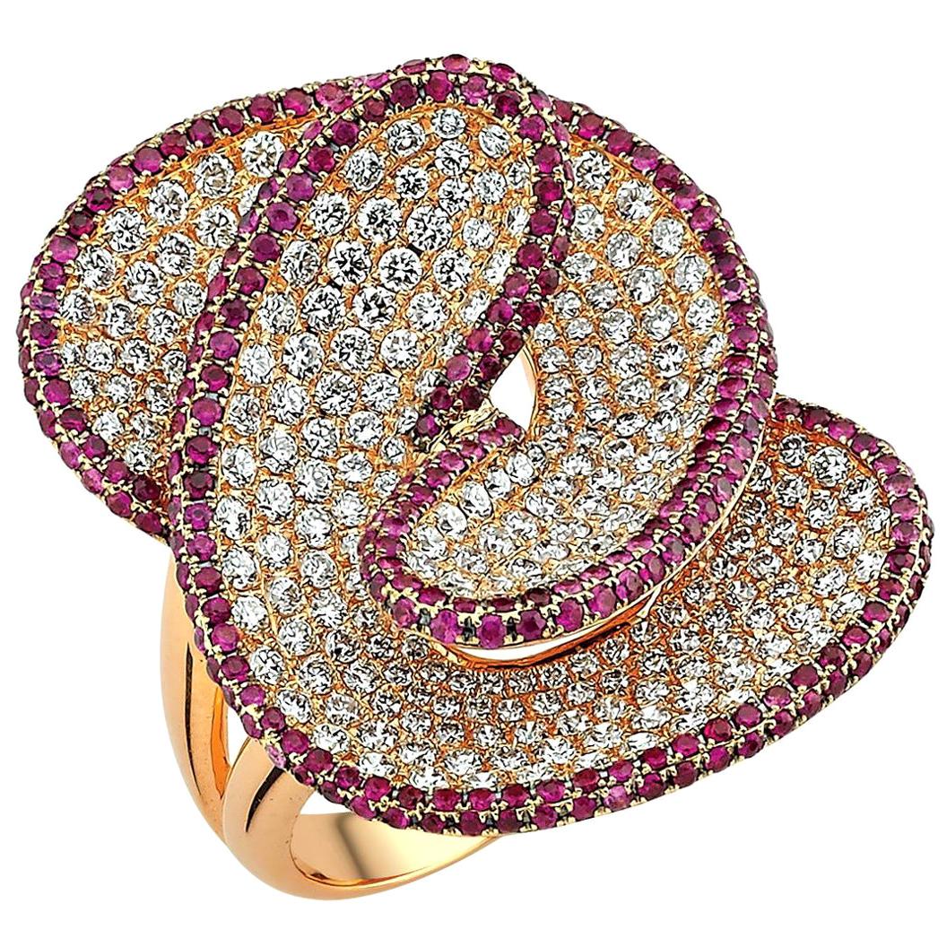 Im Angebot: Verknüpfter Ring aus 18 Karat Gold mit weißen Diamanten und Rubinen ()