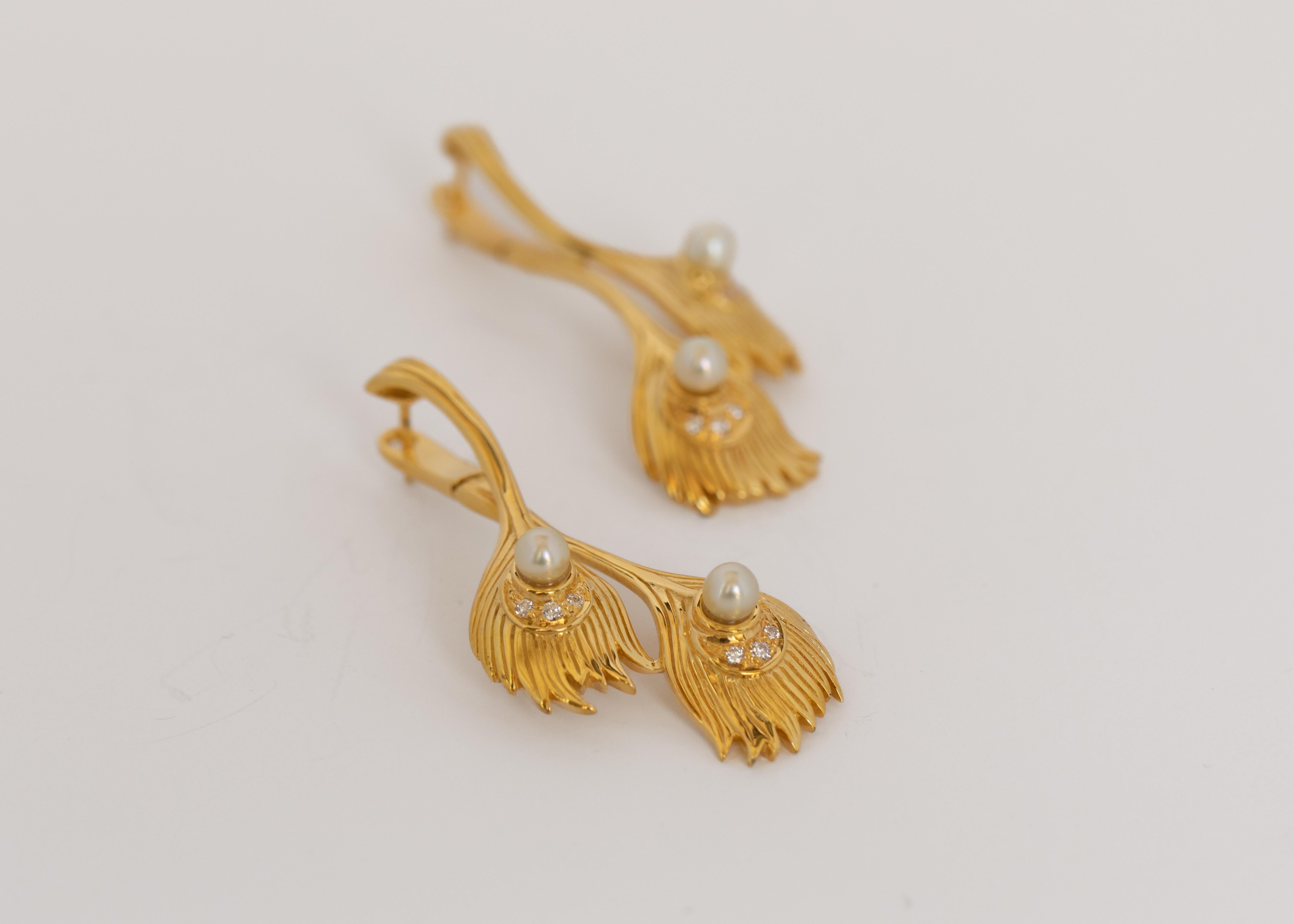 Those earrings are one of a kind.
The beauty of this piece lies in the intricacy and details on its facade.
The 2 connected leaves fall gracefully from the ears.
The earrings are in 18 karat yellow gold, centered with lustrous natural Bahraini
