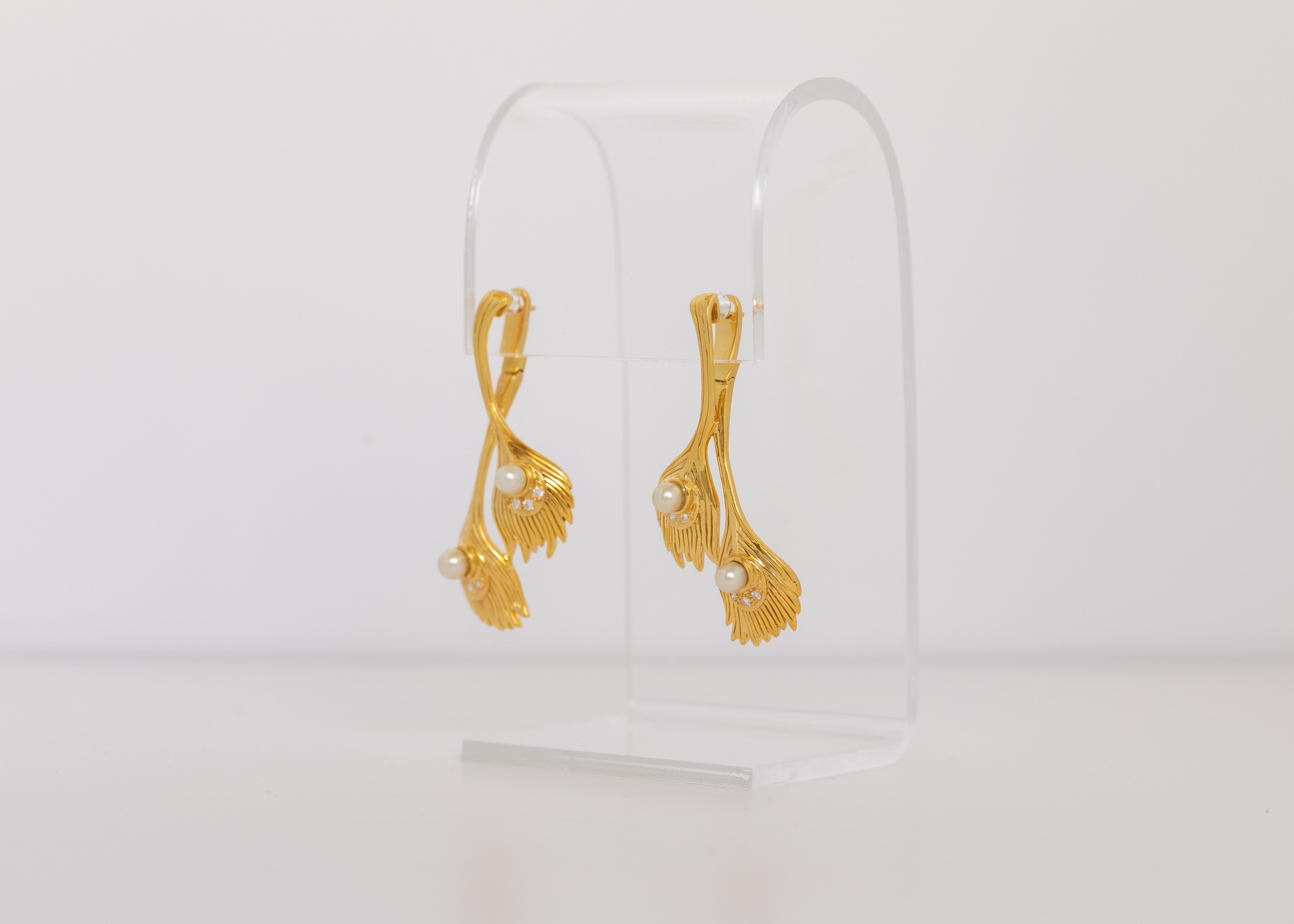 Round Cut Connected Leaves Earrings in 18 Kt Gold and Certified Natural Bahraini Pearls