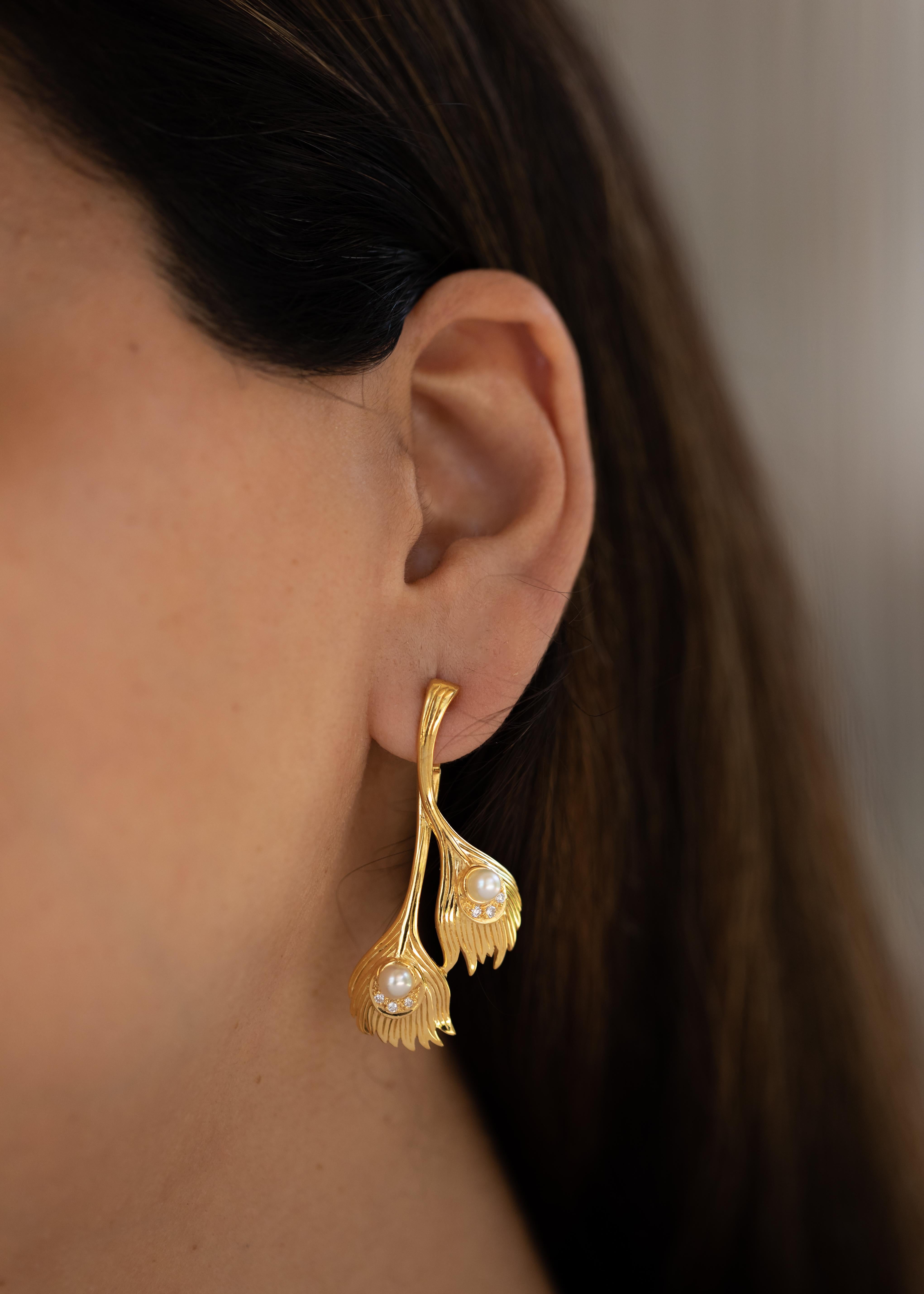 Connected Leaves Earrings in 18 Kt Gold and Certified Natural Bahraini Pearls In New Condition In Manama, BH
