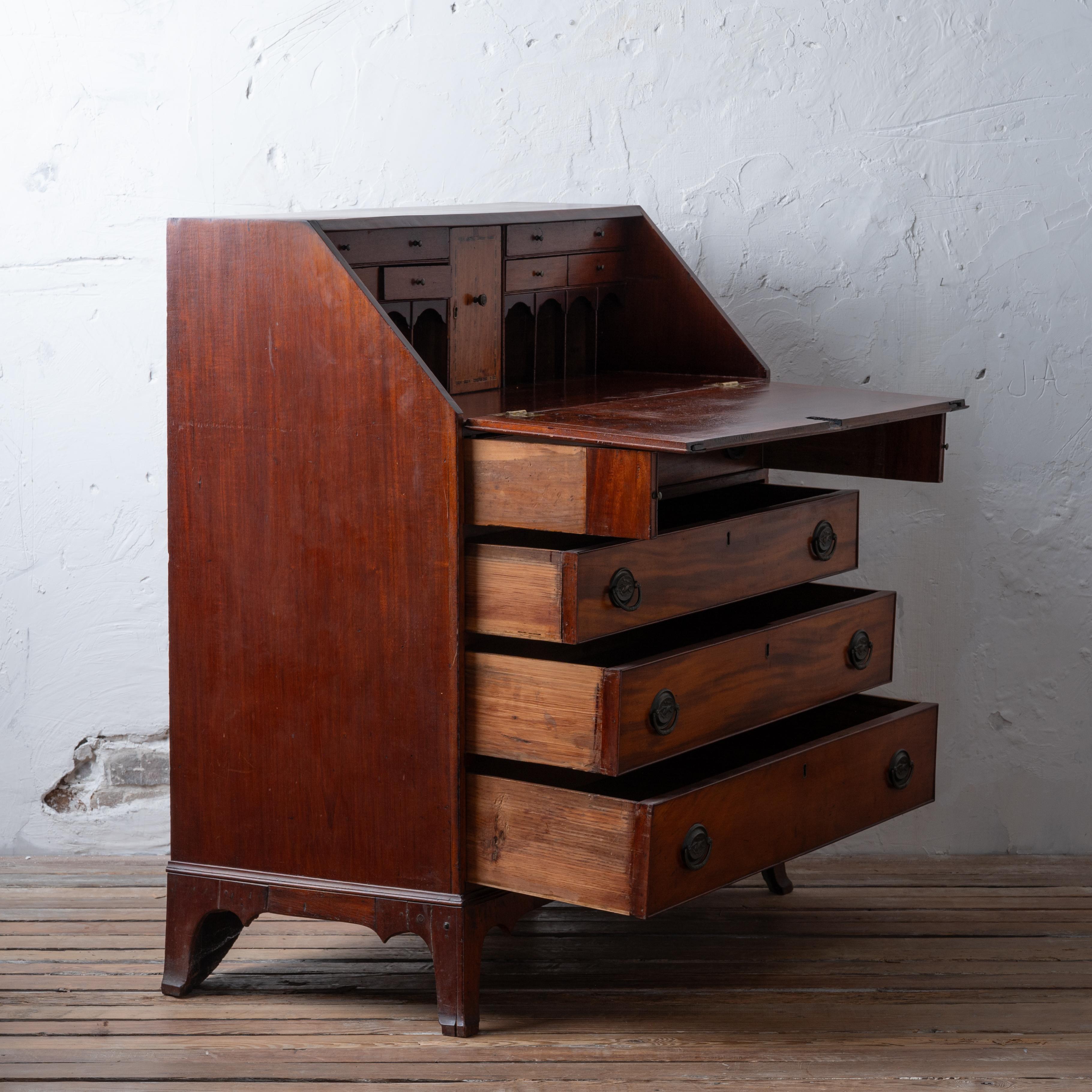 Connecticut Mahogany Slant Front Desk, c.1800 For Sale 7