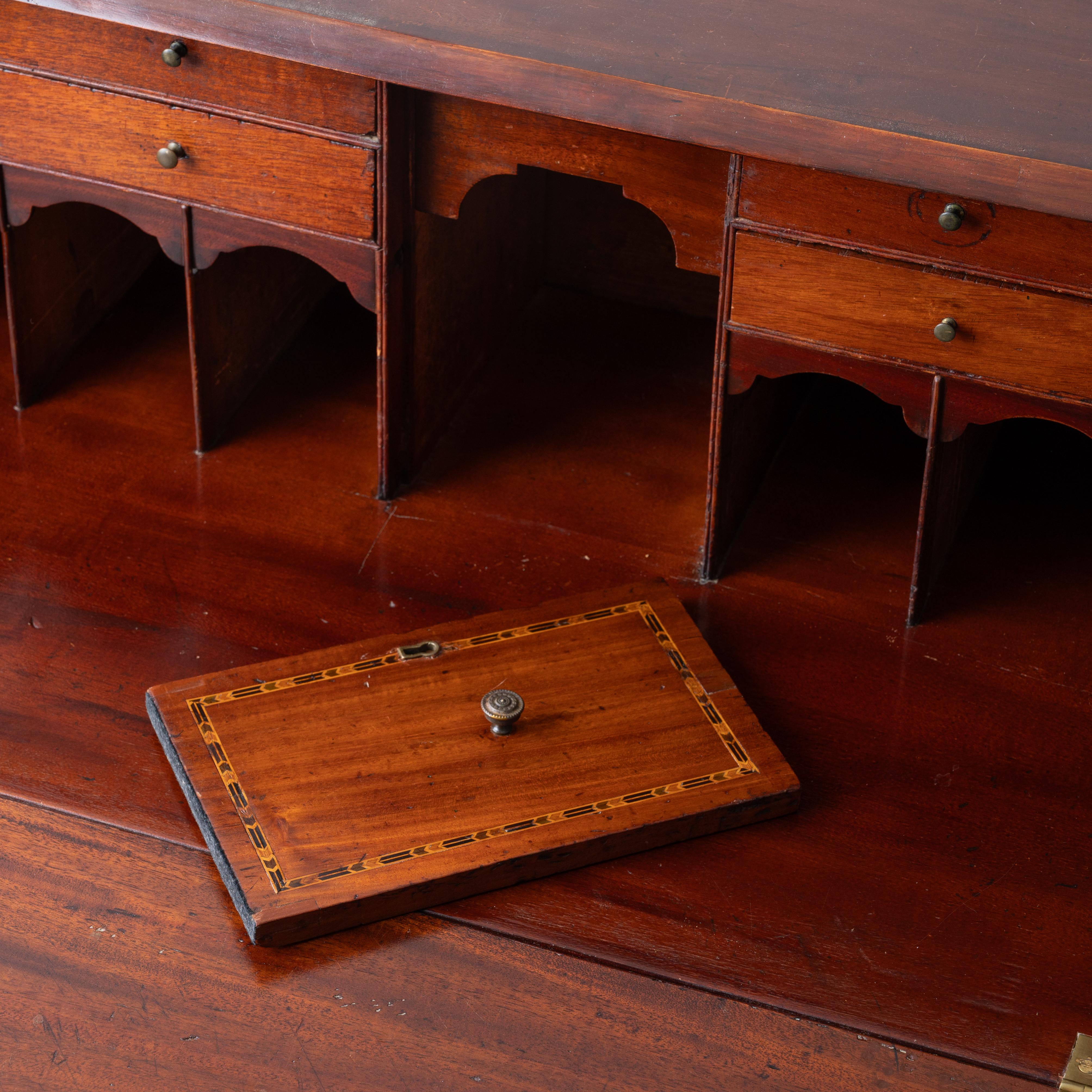 Early 19th Century Connecticut Mahogany Slant Front Desk, c.1800 For Sale