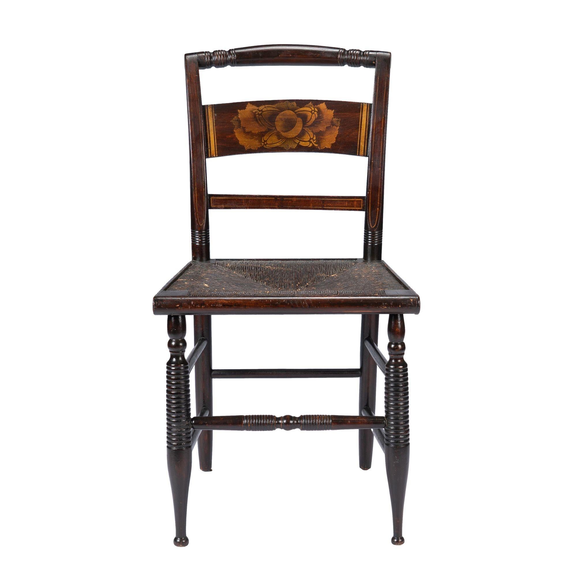 Chaise Sheraton américaine peinte et décorée au pochoir de poudre de bronze, assise en jonc de type Hitchcock.

Américain, Connecticut Valley, vers 1820.

Dimensions : 17-1/2