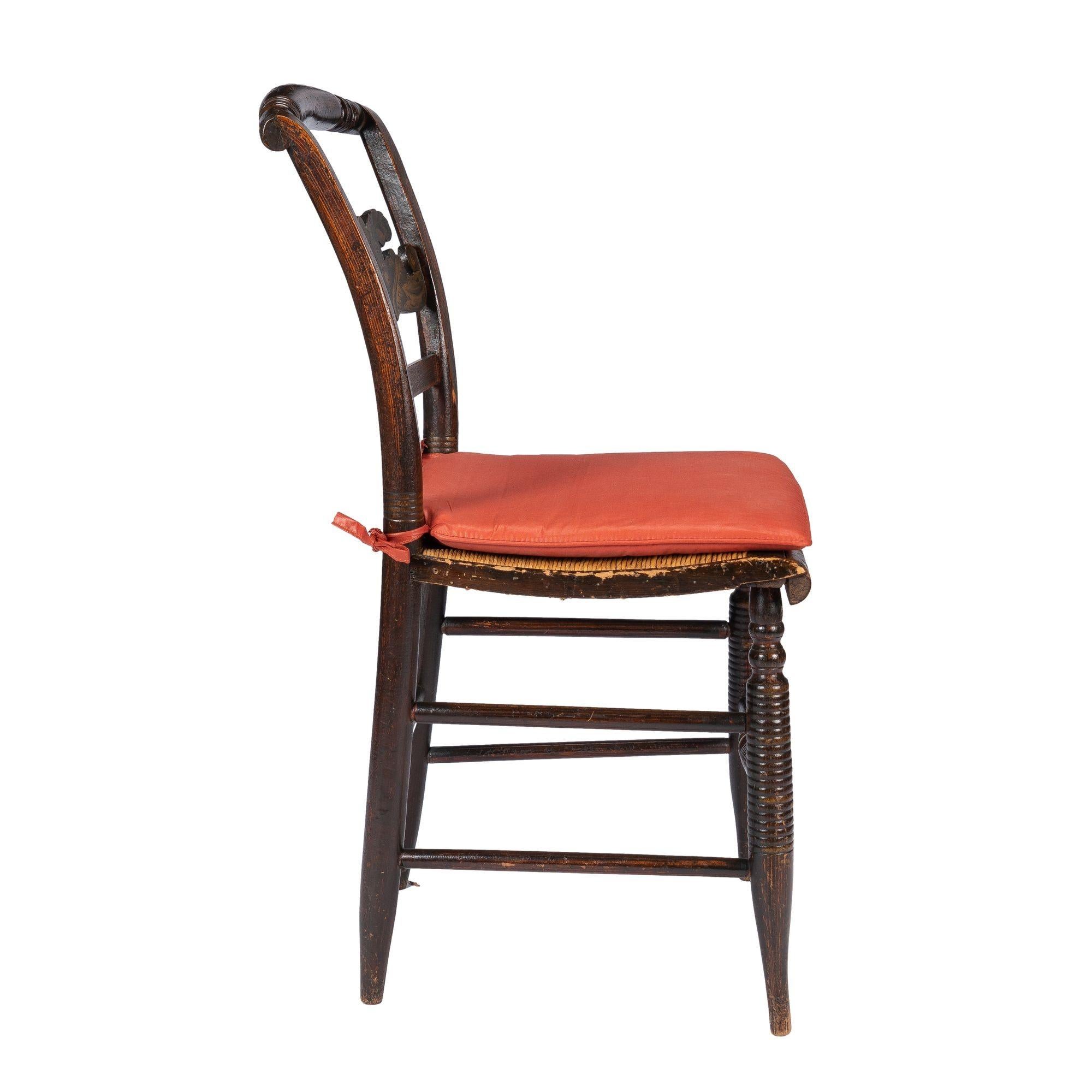 Connecticut Valley rush seat painted Hitchcock side chair, 1830 In Good Condition For Sale In Kenilworth, IL